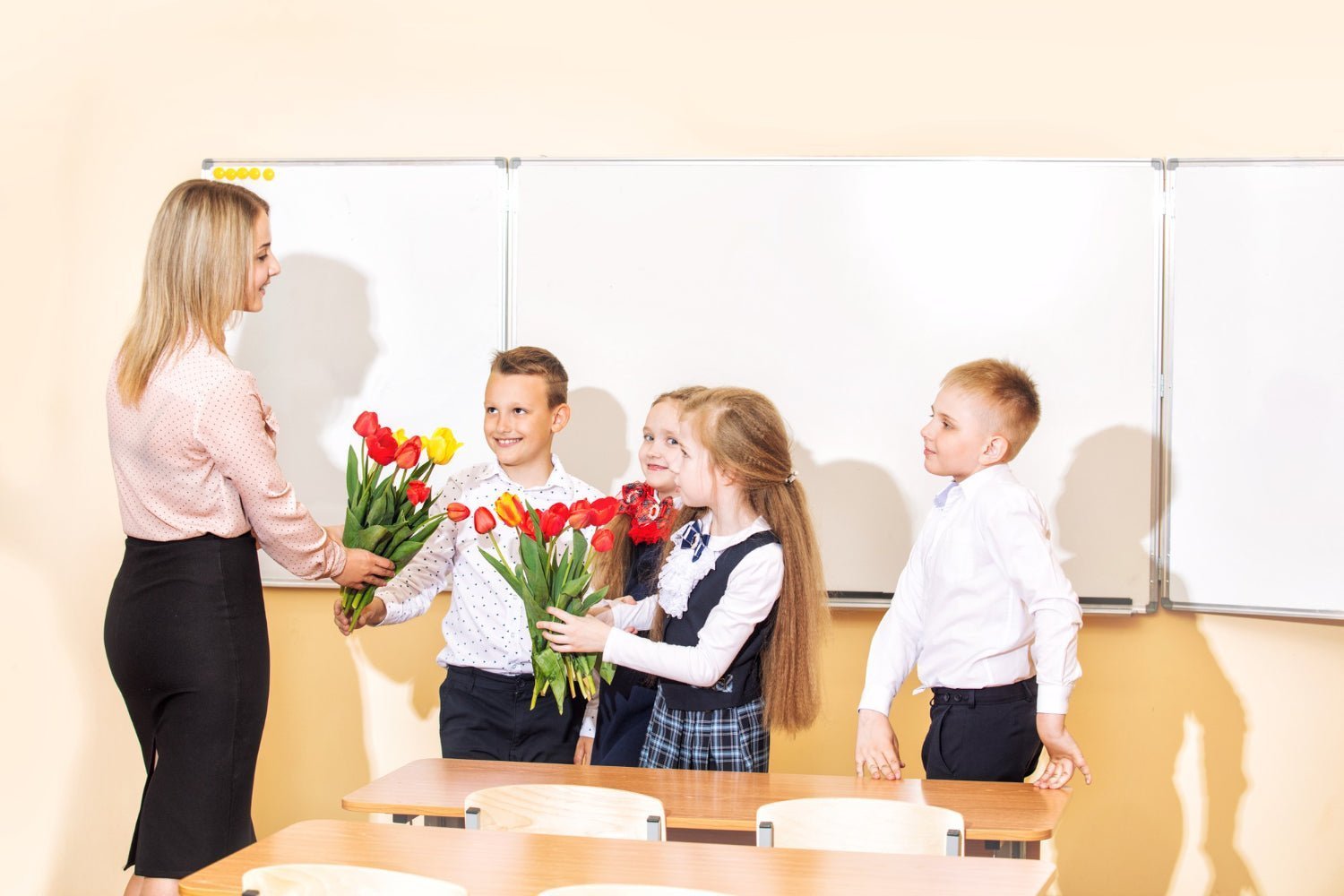 Kwiaty dla nauczyciela na koniec roku szkolnego - jakie wybrać? - Flower Store