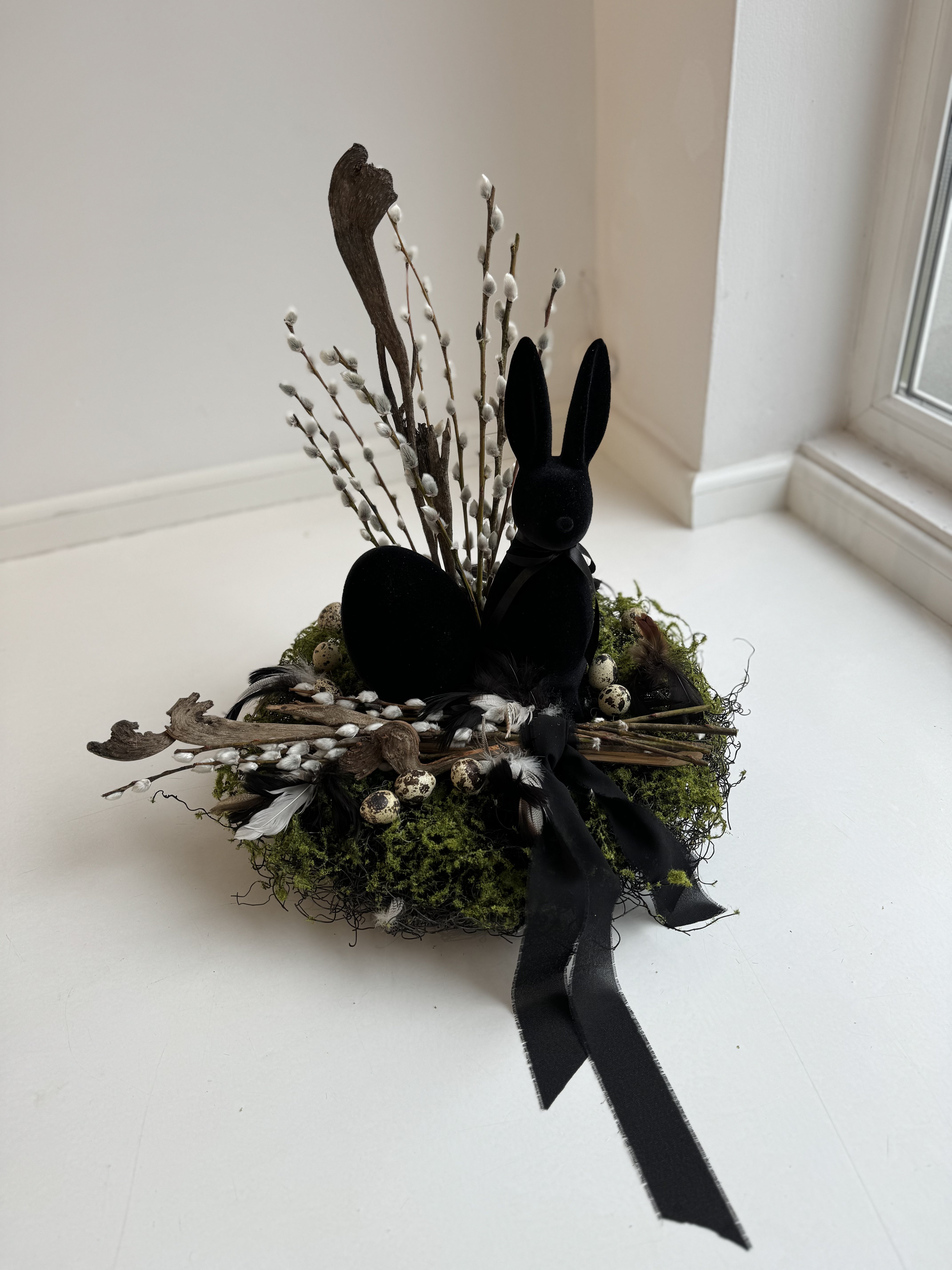 Elegant Easter decorative plate with premium wreath
