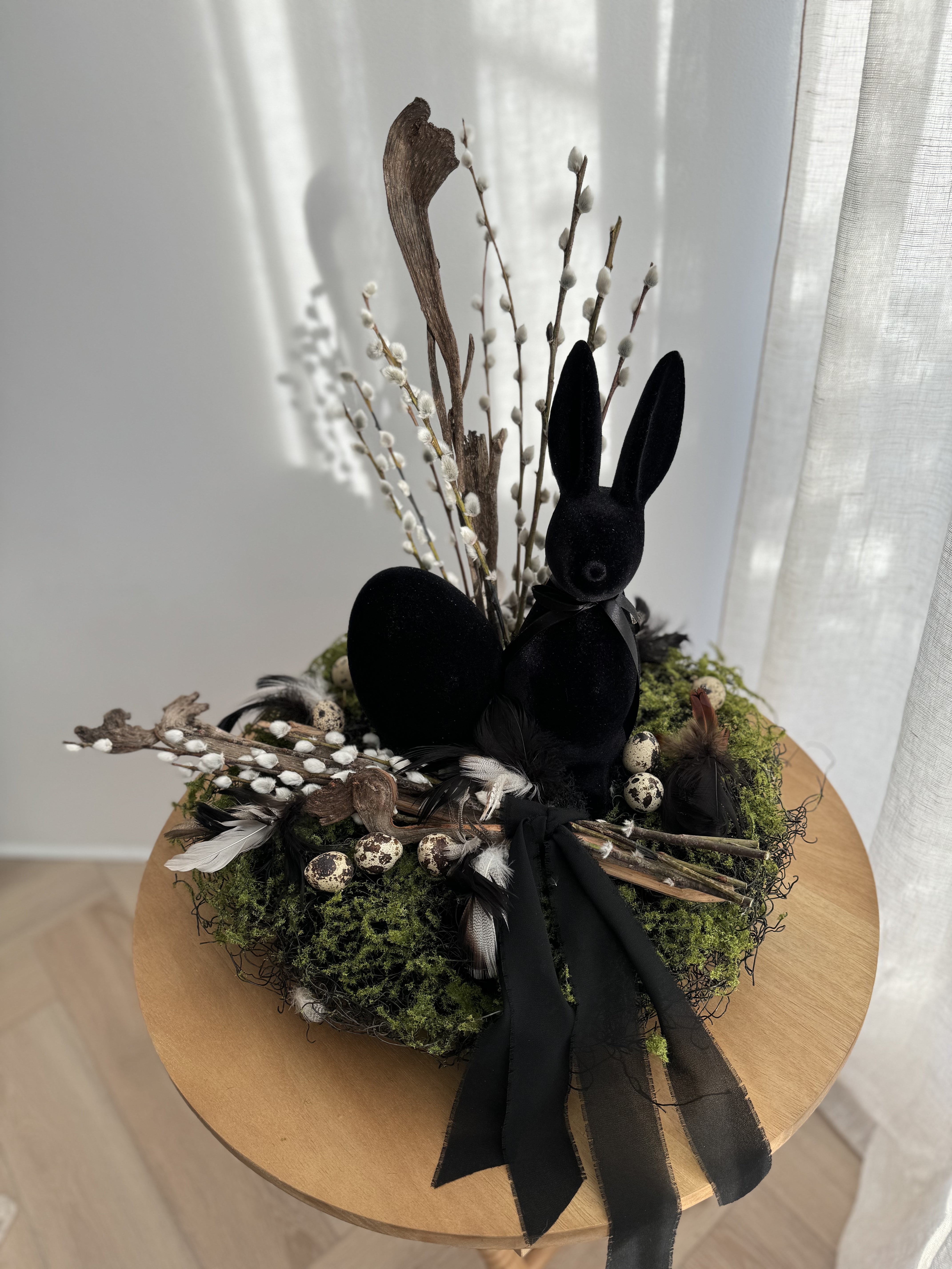 Elegant Easter decorative plate with premium wreath