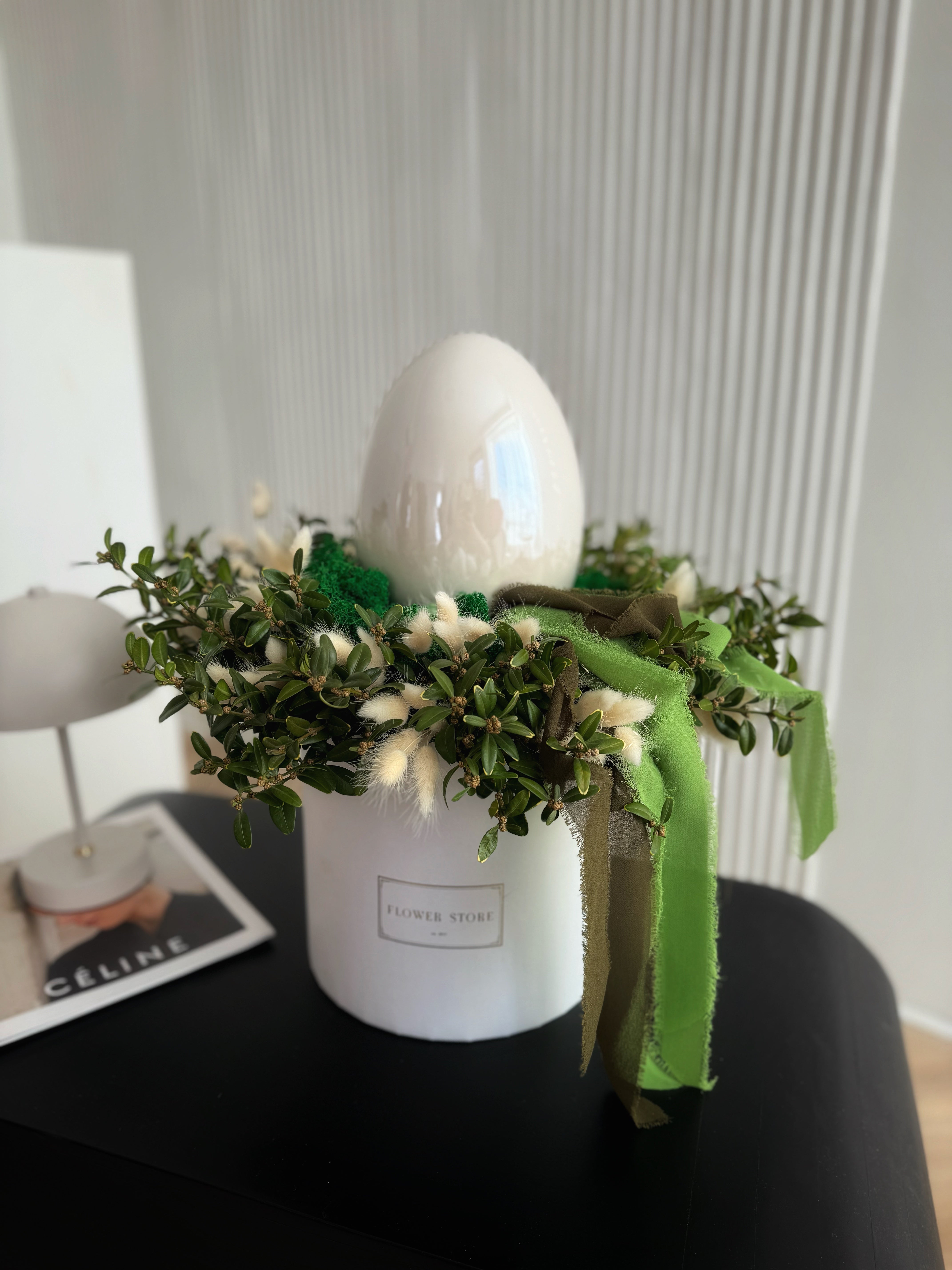 Kompozycja Wielkanocna Flowerbox Biała Harmonia z Bukszpanem i Ceramicznym Jajem