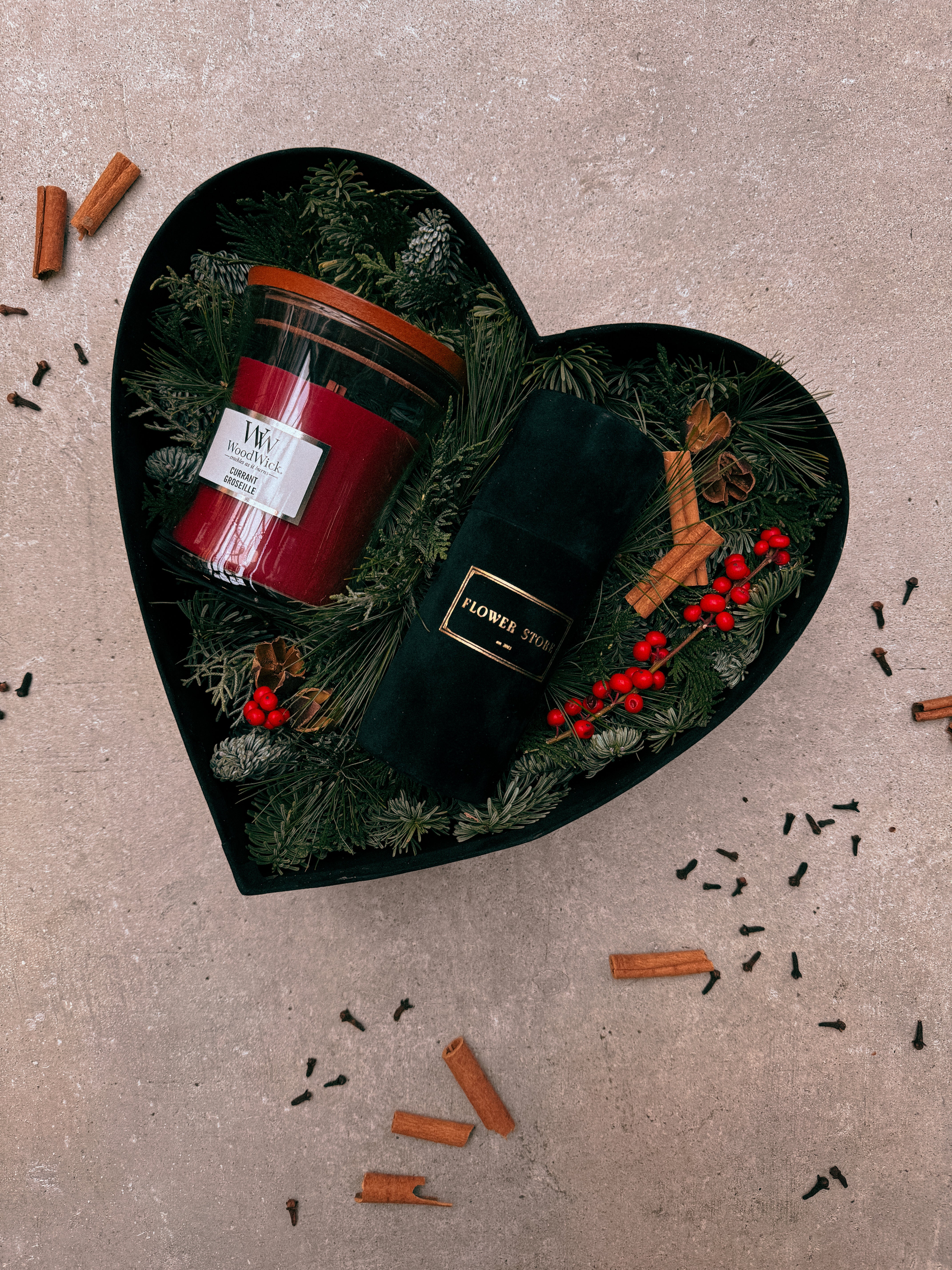 Ekskluzywny Flowerbox Świąteczny: Wybierz Między Sercem a Kwadratem z Yankee Candle i Dekoracyjną Bombką