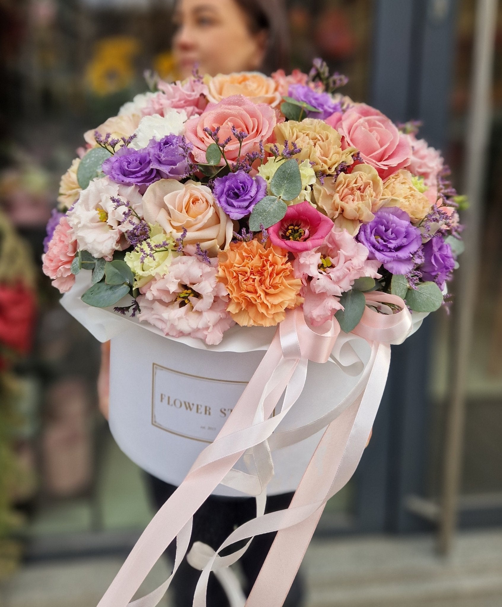 Biały grande box wiosenna kompozycja - kwiaty żywe - kwiaty Flower Store Warszawa