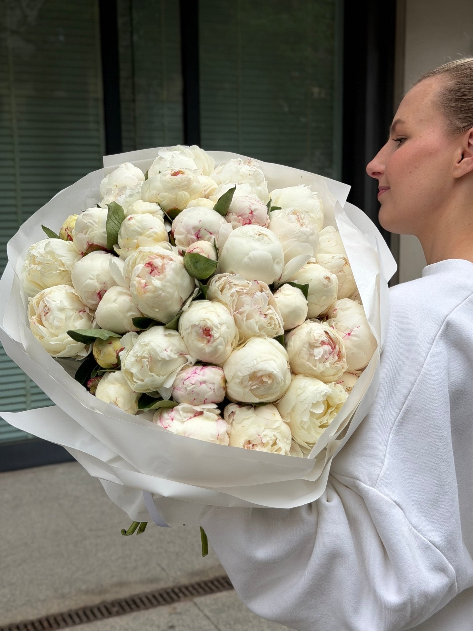 Bukiet Białych Piwonii „Ivory Elegance” - kwiaty Flower Store Warszawa
