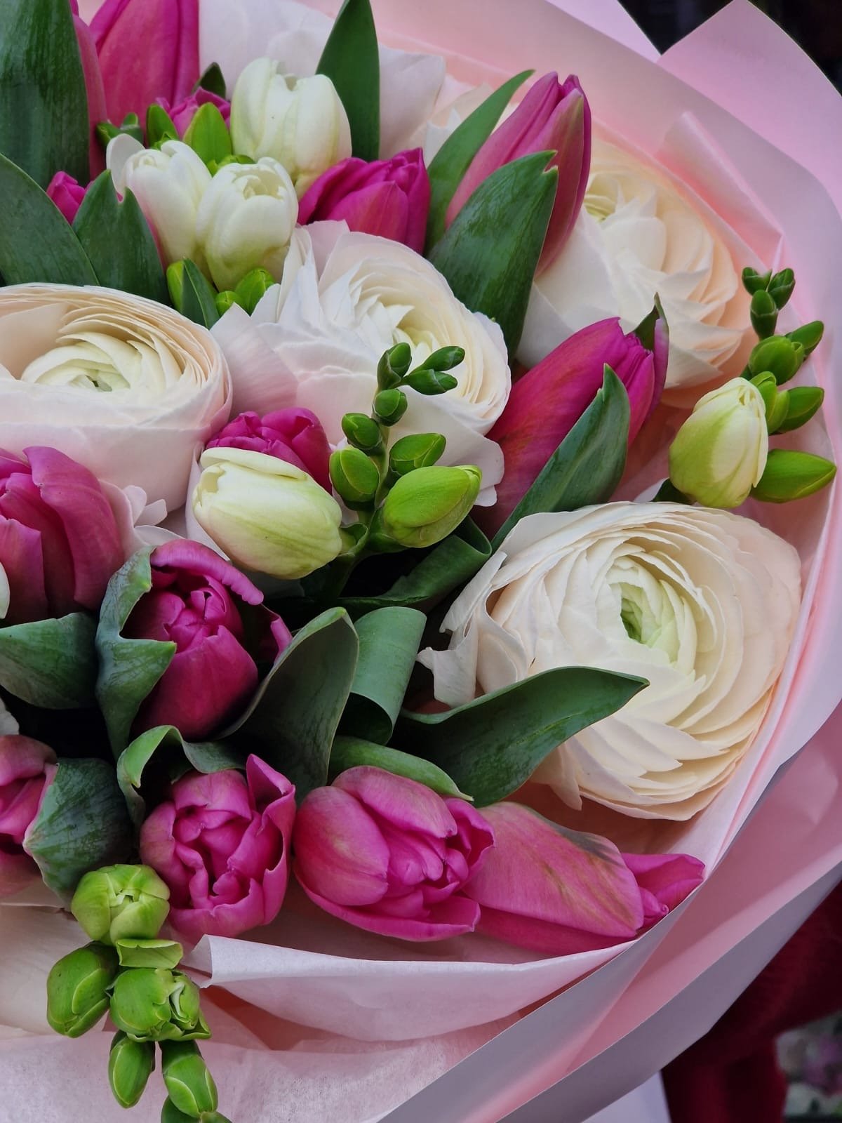 Bukiet Kwiatów Frezje Tulipany i Jaskry - kwiaty Flower Store Warszawa