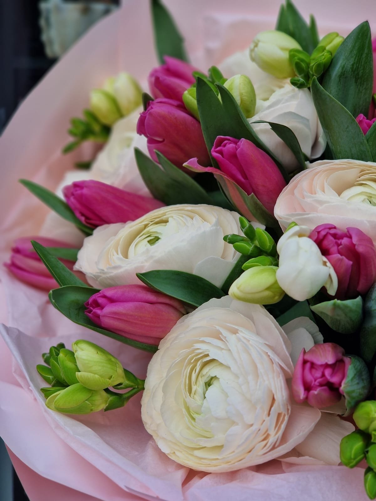 Bukiet Kwiatów Frezje Tulipany i Jaskry - kwiaty Flower Store Warszawa