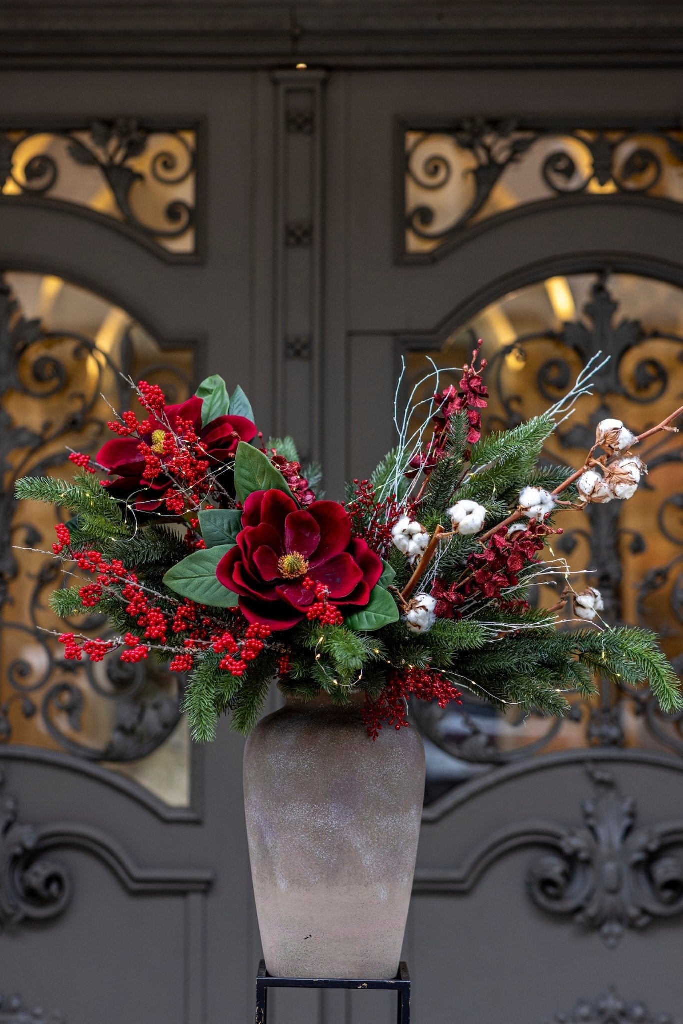 Bukiet w Wazonie – Burgundowa Opowieść Świątecznej Nocy - kwiaty Flower Store Warszawa