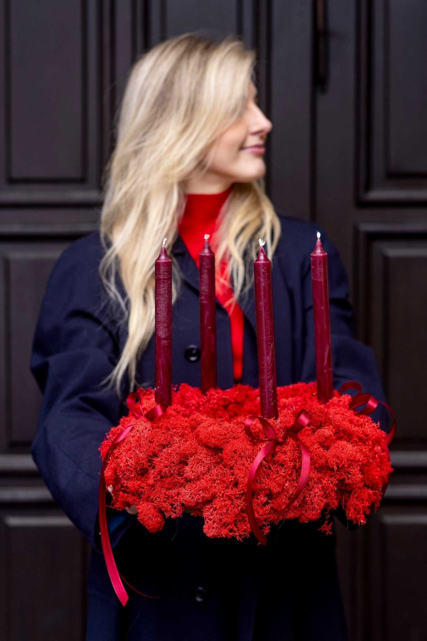 Czerwone Światło Wieczoru – Naturalny Wianek Świąteczny na Stół - kwiaty Flower Store Warszawa