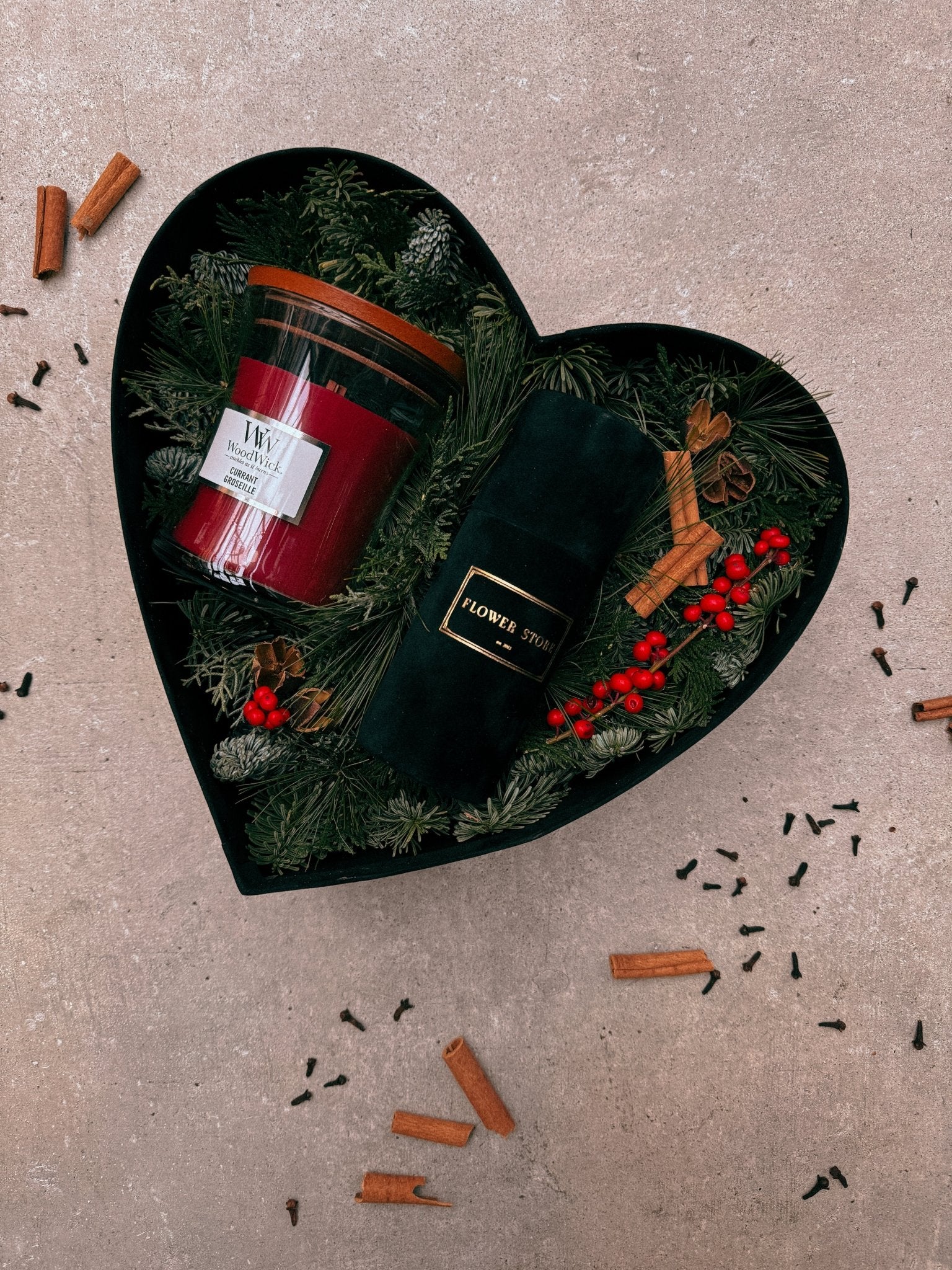 Ekskluzywny Flowerbox Świąteczny: Wybierz Między Sercem a Kwadratem z Yankee Candle i Dekoracyjną Bombką - kwiaty Flower Store Warszawa