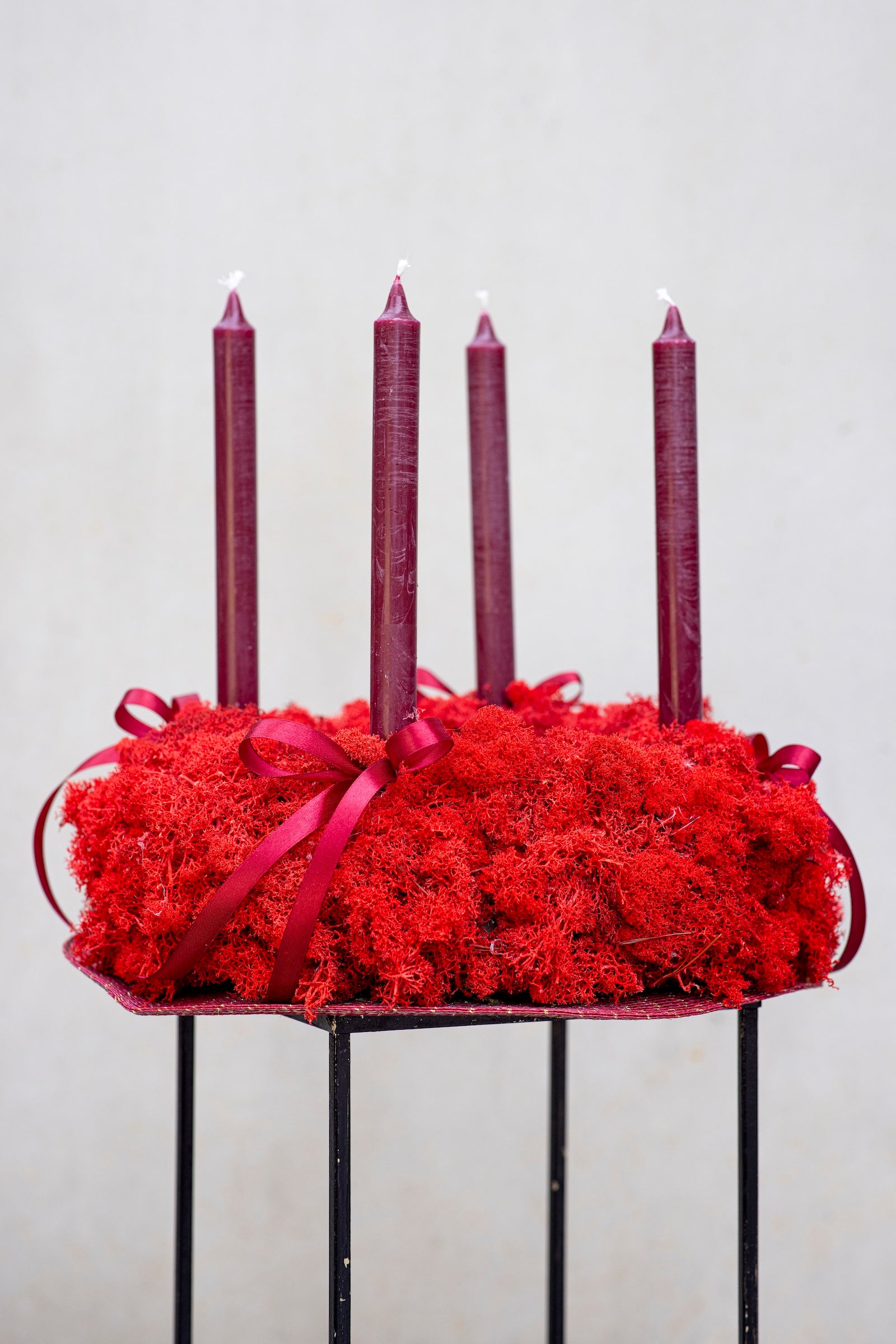 Czerwone Światło Wieczoru – Naturalny Wianek Świąteczny na Stół