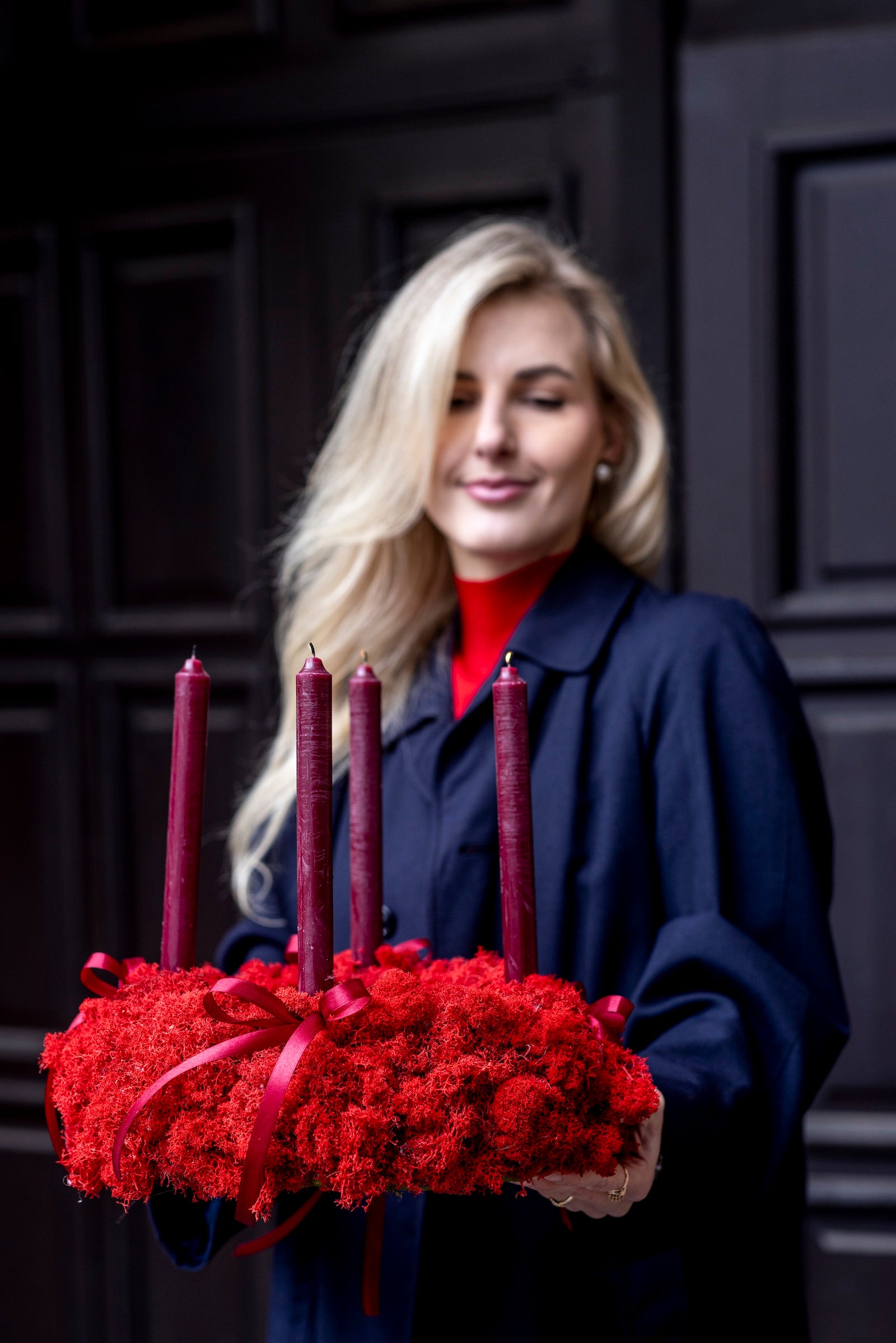 Czerwone Światło Wieczoru – Naturalny Wianek Świąteczny na Stół