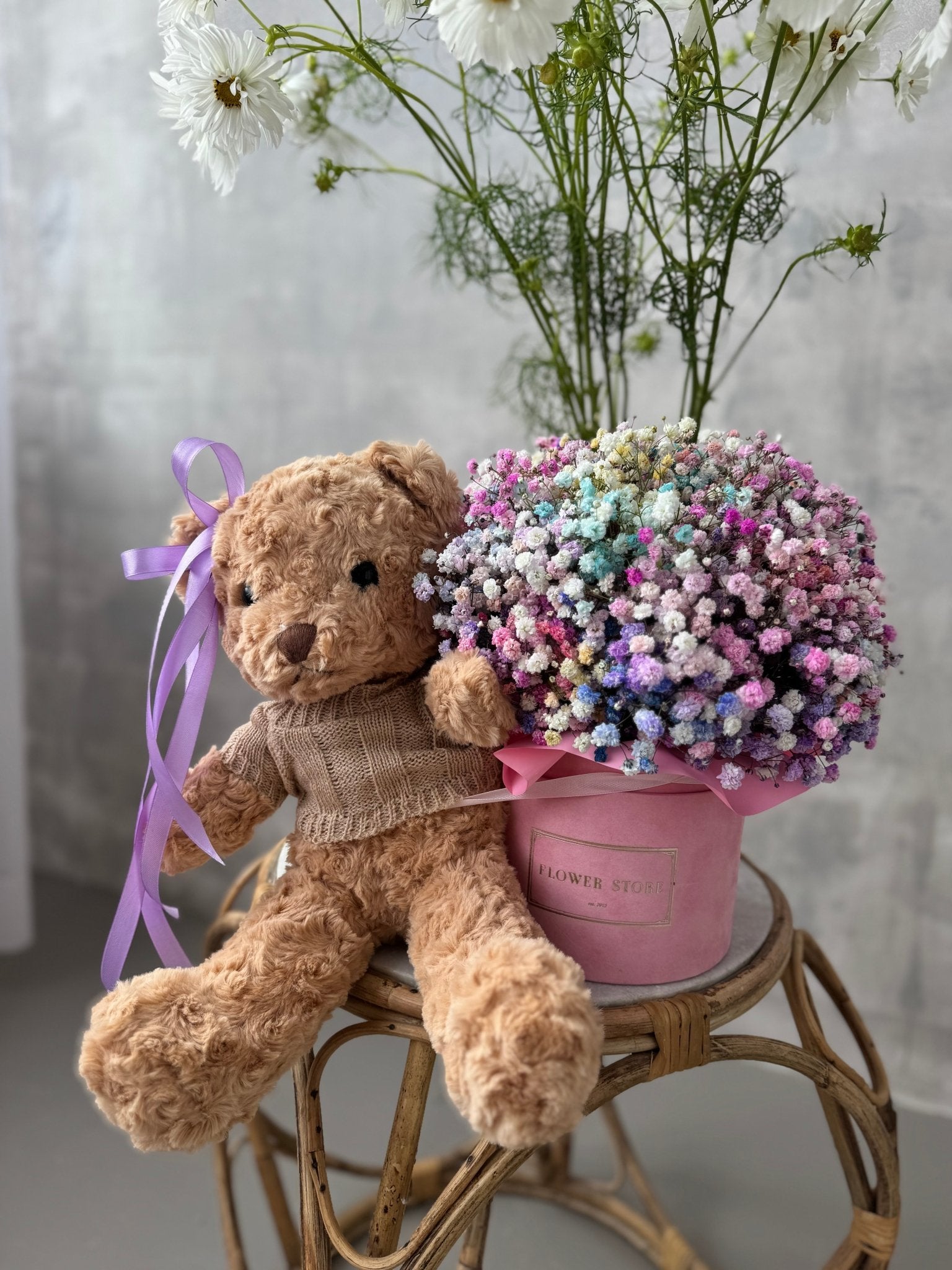 Flowerbox z Misiem i kolorową gipsówką - kwiaty Flower Store Warszawa