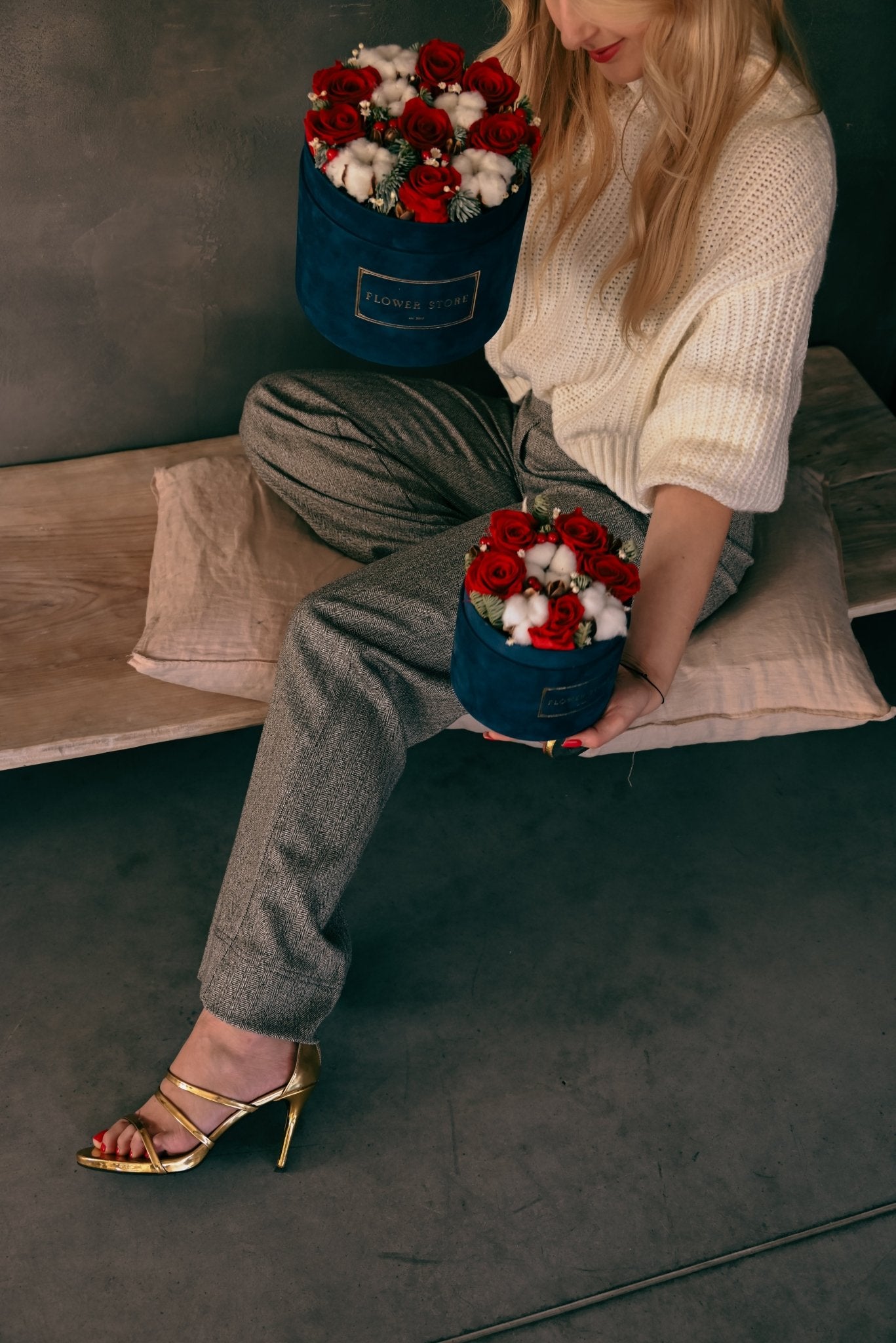 Granatowy świąteczny box z wiecznymi różami - kwiaty Flower Store Warszawa