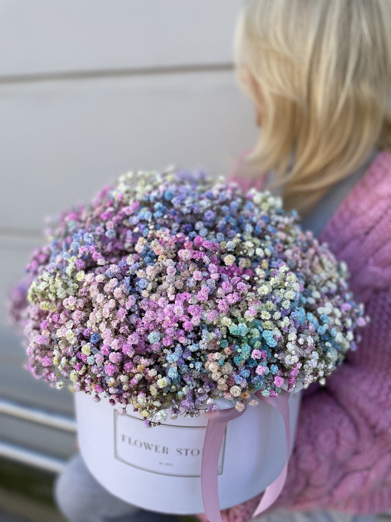 Grande Biały Box z Żywą Kolorową Gipsówką – Wiosenna Energia na Każdą Okazję - kwiaty Flower Store Warszawa