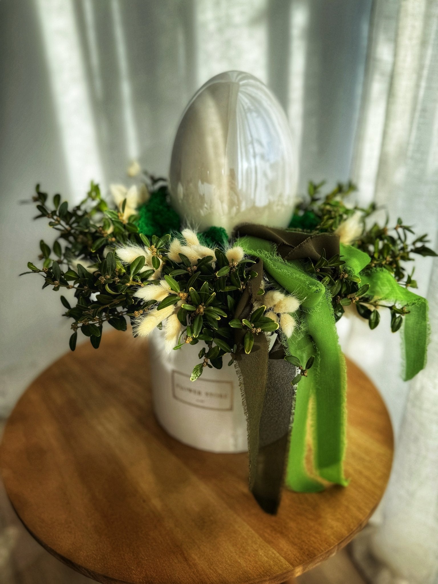 Kompozycja Wielkanocna Flowerbox Biała Harmonia z Bukszpanem i Ceramicznym Jajem - kwiaty Flower Store Warszawa