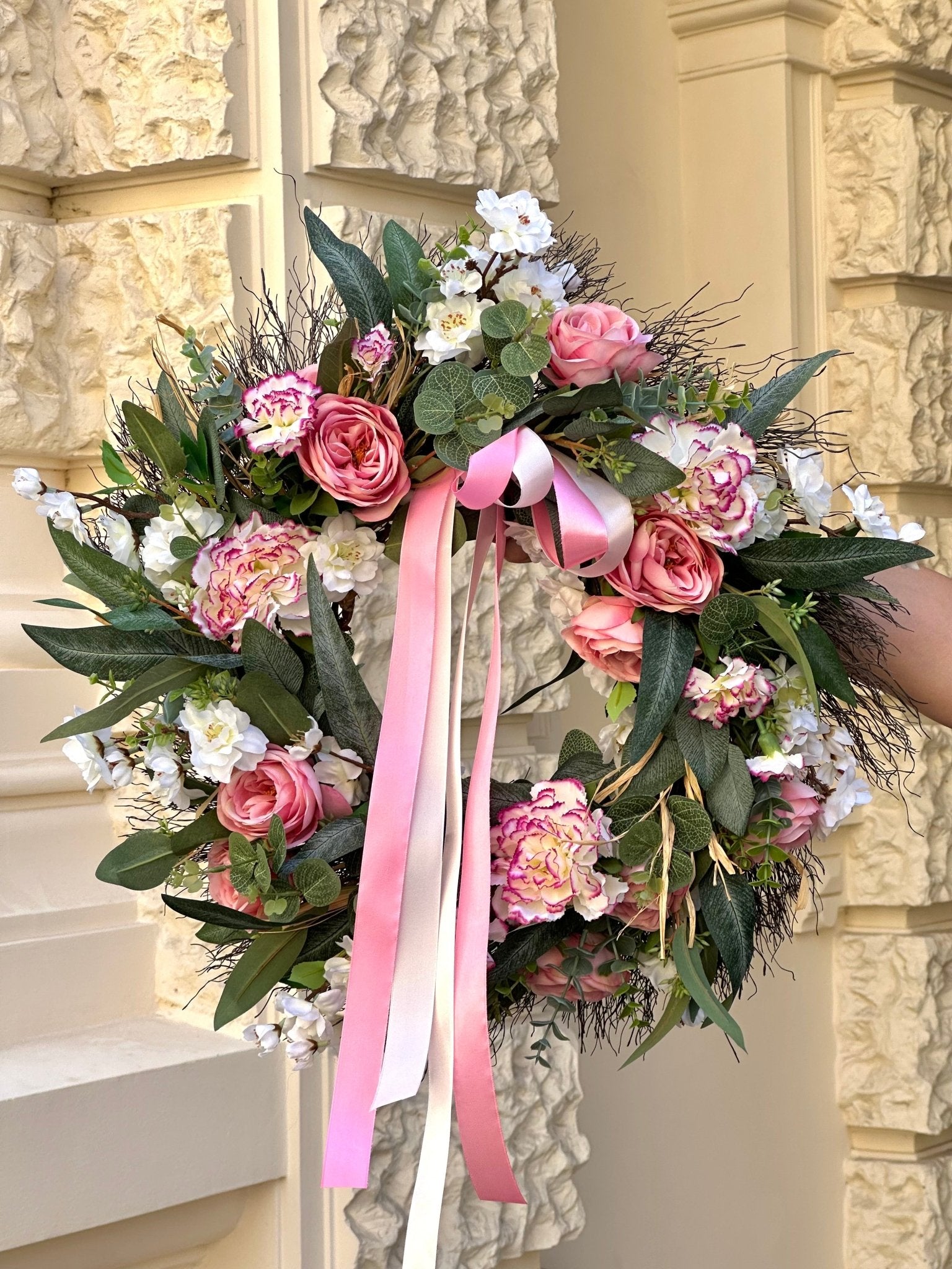 Wianek różany z goździkami i kwiatami sakury - sztuczne - kwiaty Flower Store Warszawa