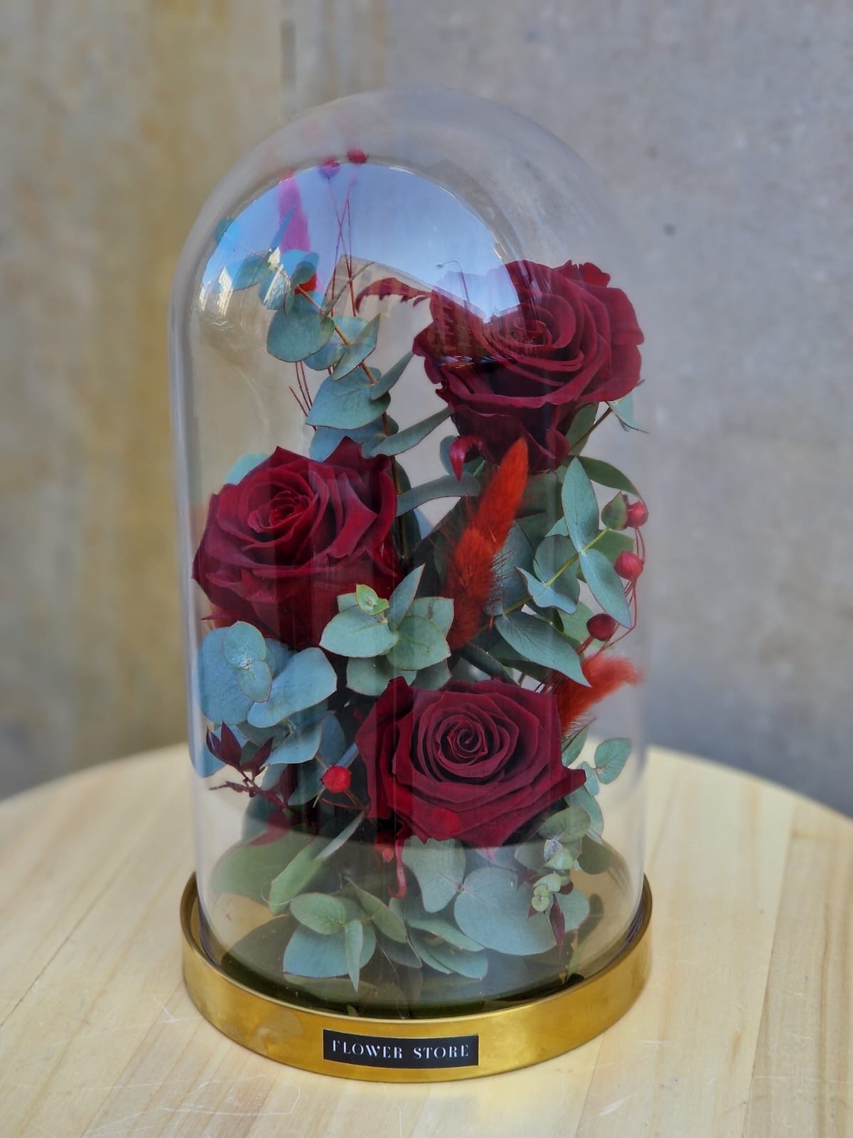 Wieczne czerwone róże w szkle z eukaliptusem - kwiaty Flower Store Warszawa