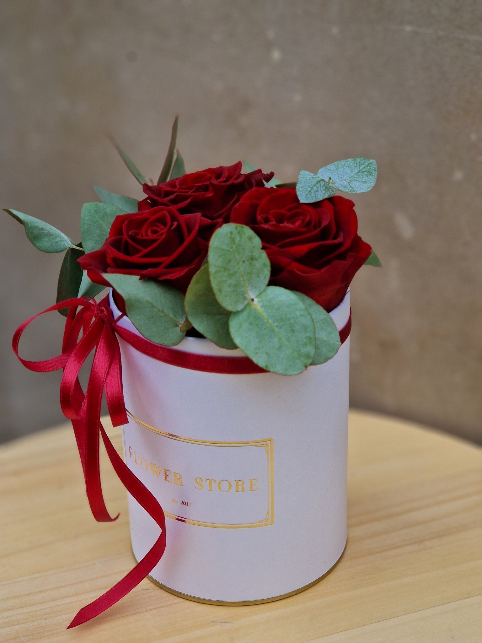 Wieczne Czerwone Róże z eukaliptusem w białym boxie - kwiaty Flower Store Warszawa