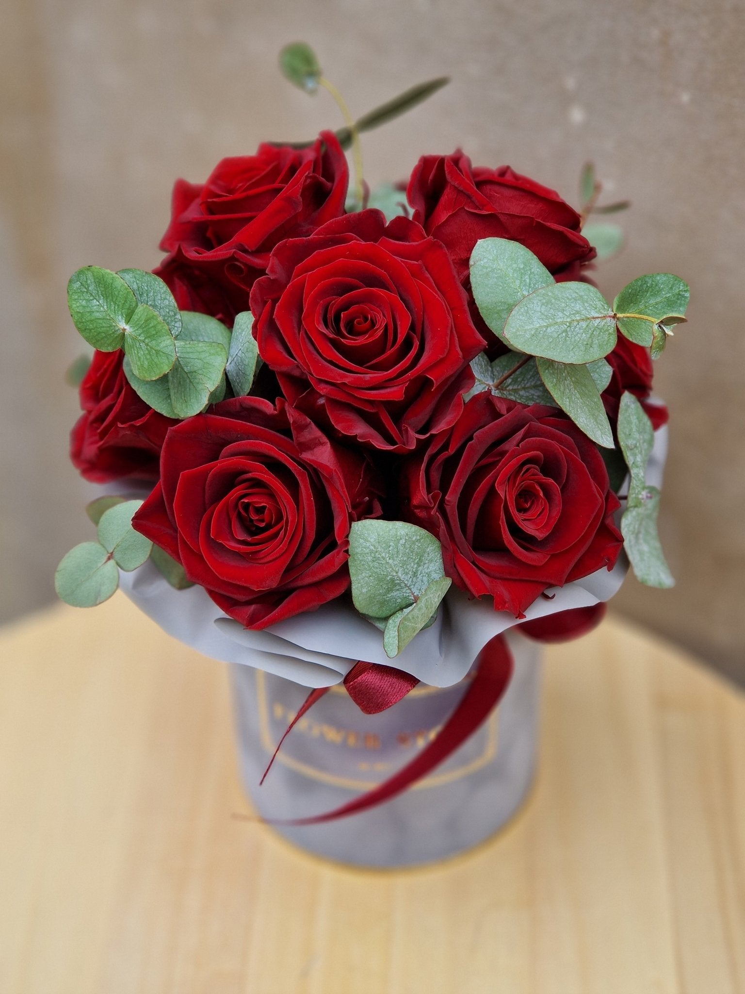 Wieczne Czerwone Róże z eukaliptusem w szarym boxie - kwiaty Flower Store Warszawa