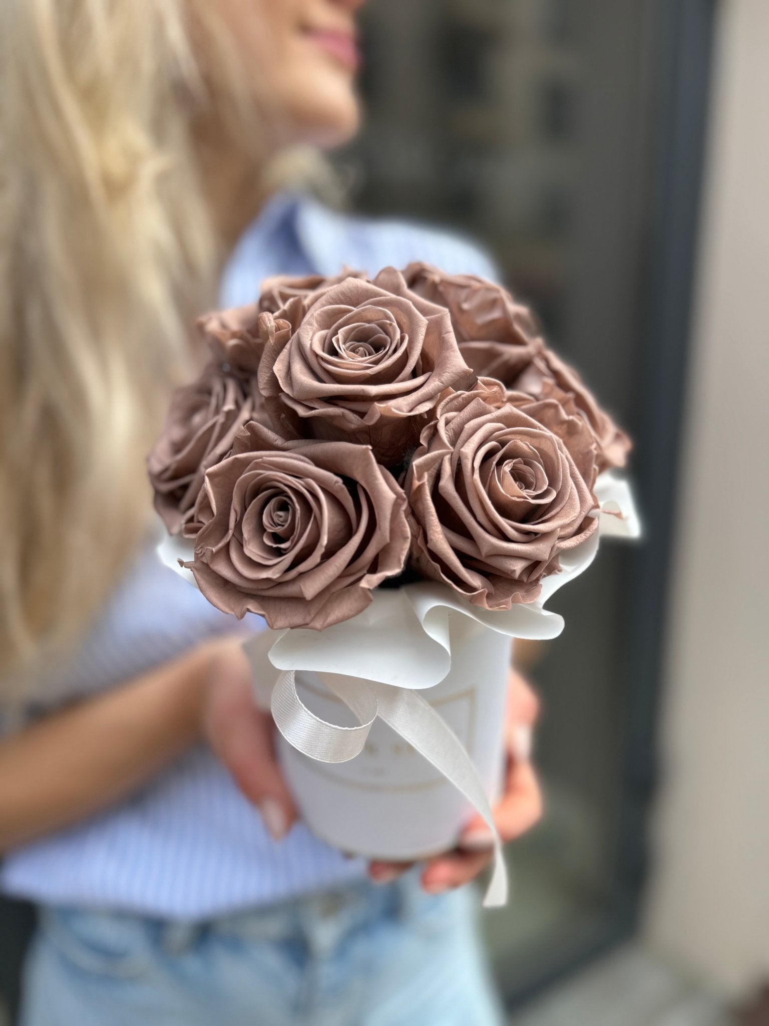 Wieczne róże Midnight Toffie - biały flowerbox - kwiaty Flower Store Warszawa