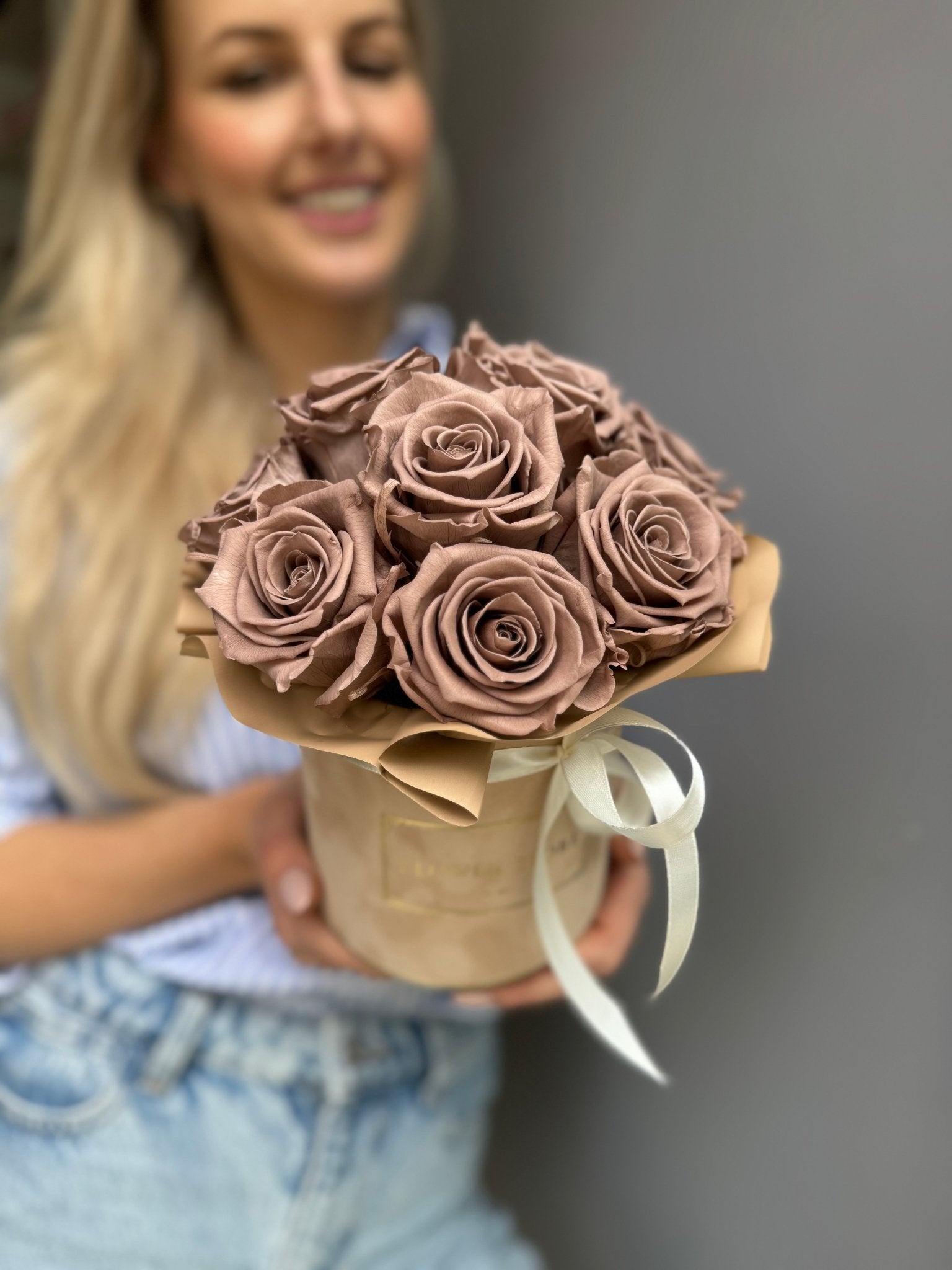 Wieczne róże MidnightToffie w beżowo karmelowym flowerboxie - kwiaty Flower Store Warszawa