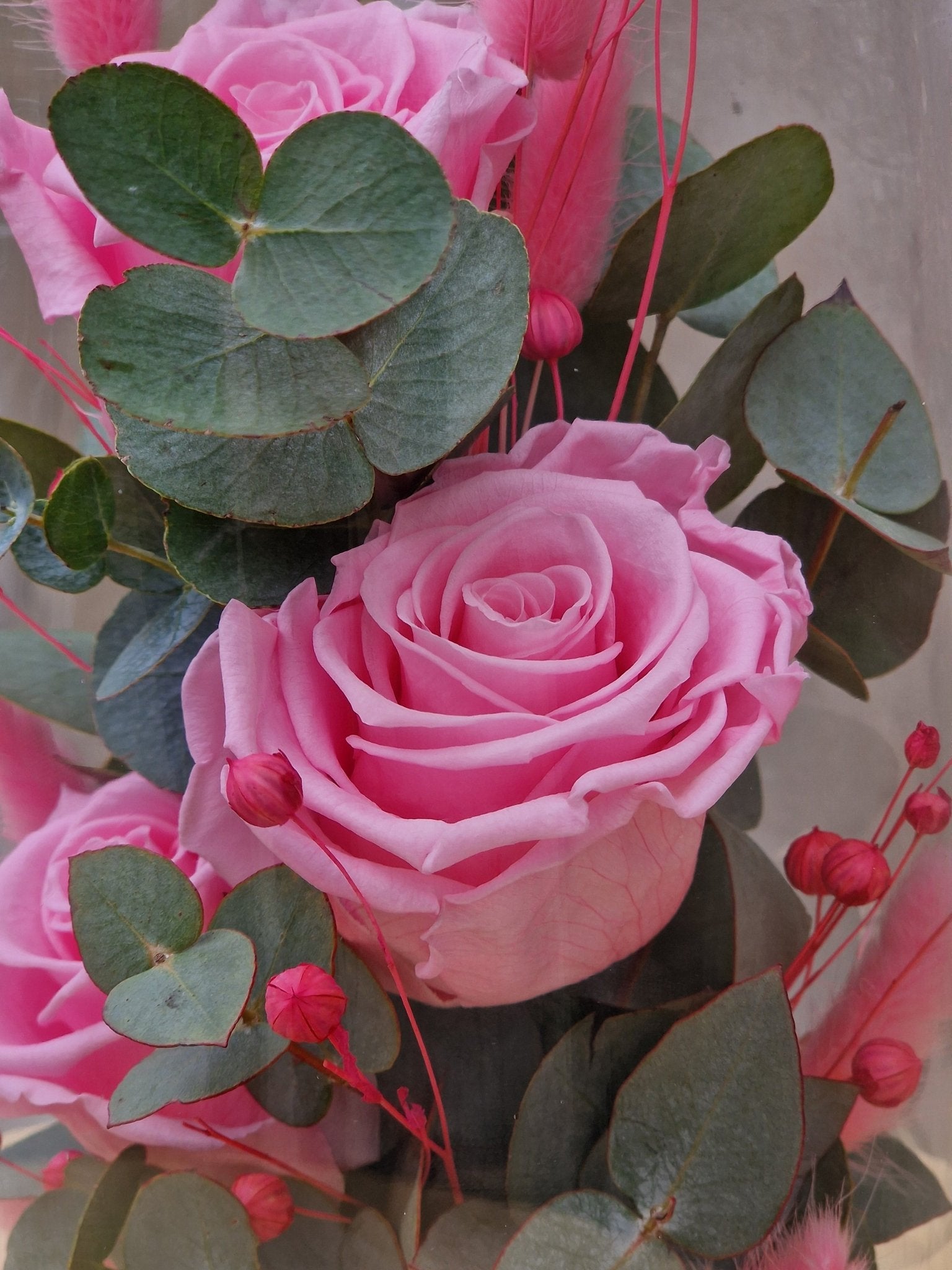 Wieczne różowe róże w szkle z eukaliptusem - kwiaty Flower Store Warszawa