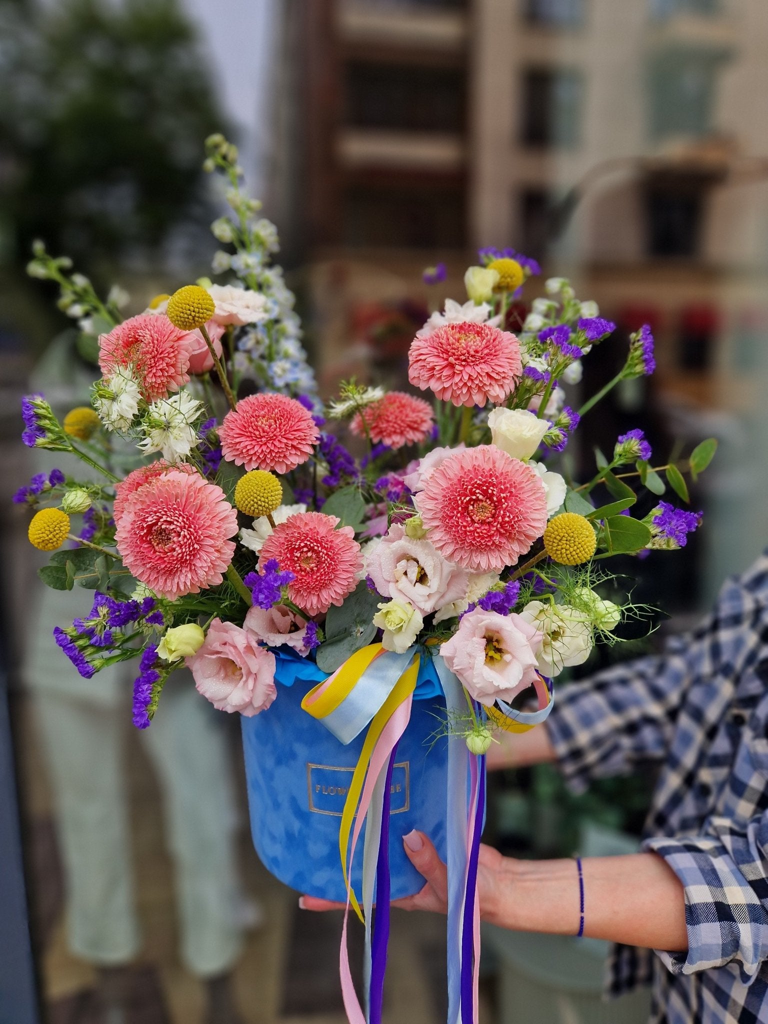 Zwiewna wiosenna kompozycja w dużym błękitnym flowerboxie - kwiaty żywe - kwiaty Flower Store Warszawa
