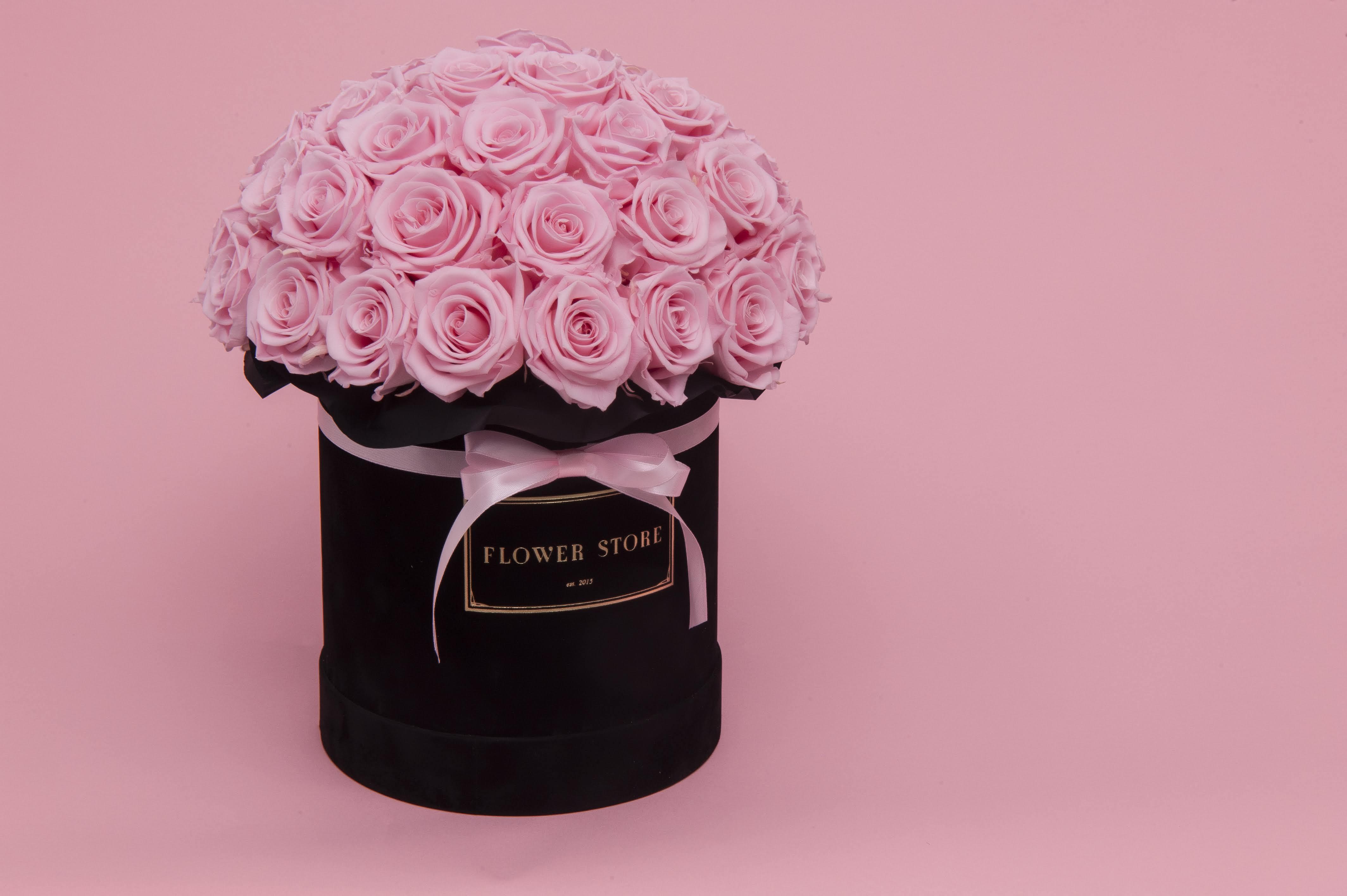 Czarny flowerbox z różowymi wiecznymi różami - wszystkie rozmiary