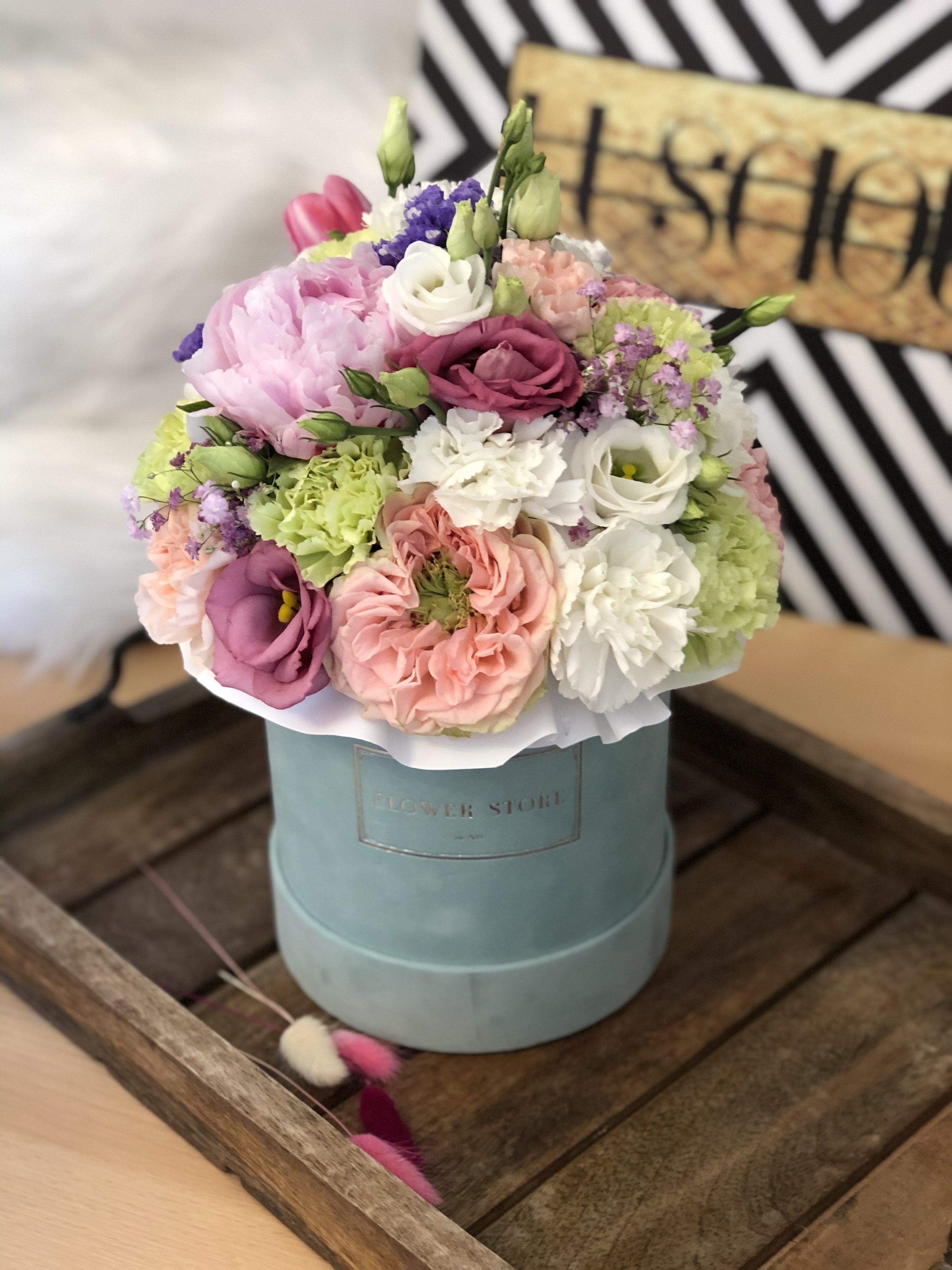 Miętowe Flokowane Pudełko z Wiosennymi Kwiatami – Perfekcyjny Prezent na Każdą Okazję