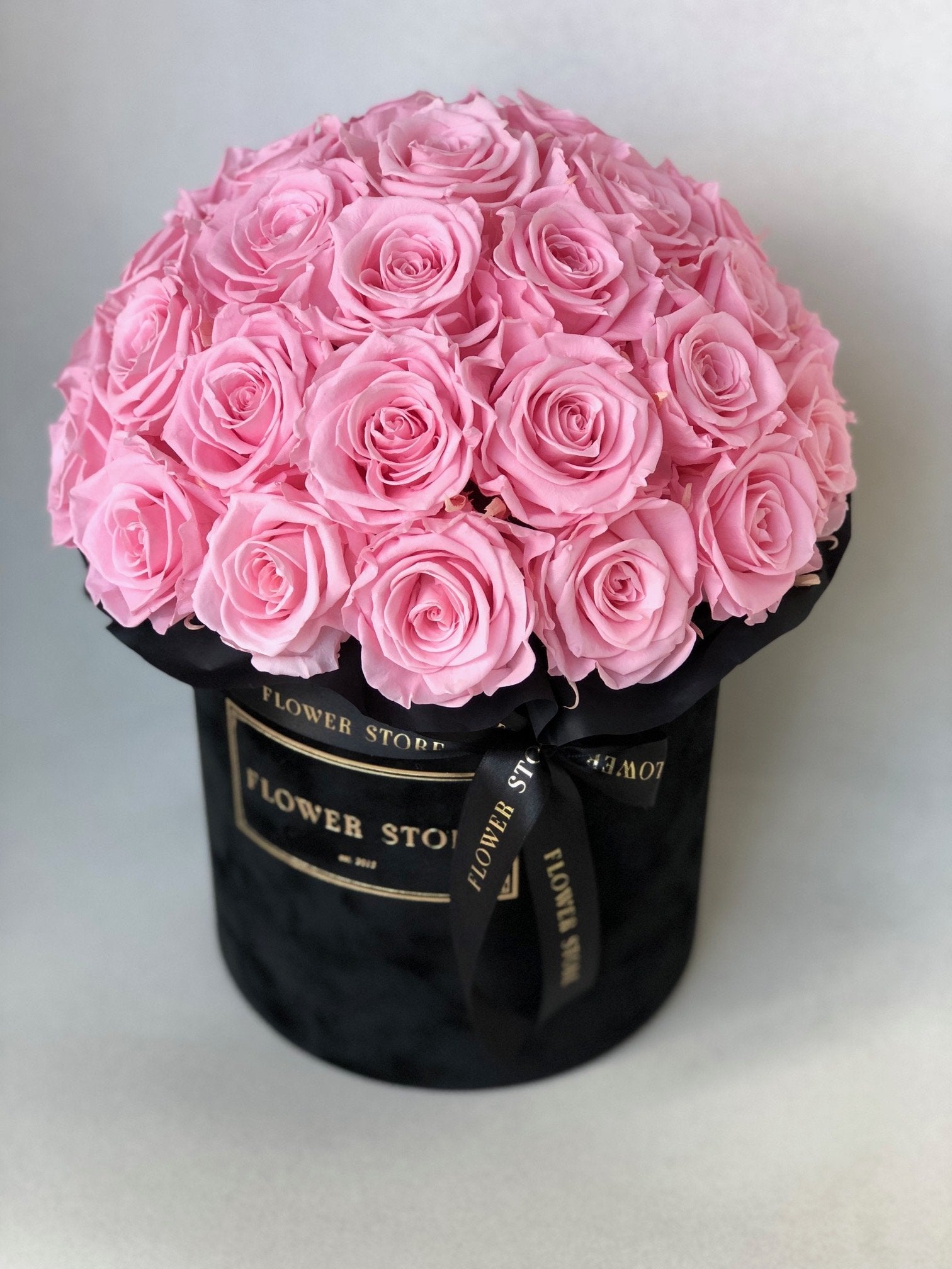 Czarny flowerbox z różowymi wiecznymi różami - wszystkie rozmiary