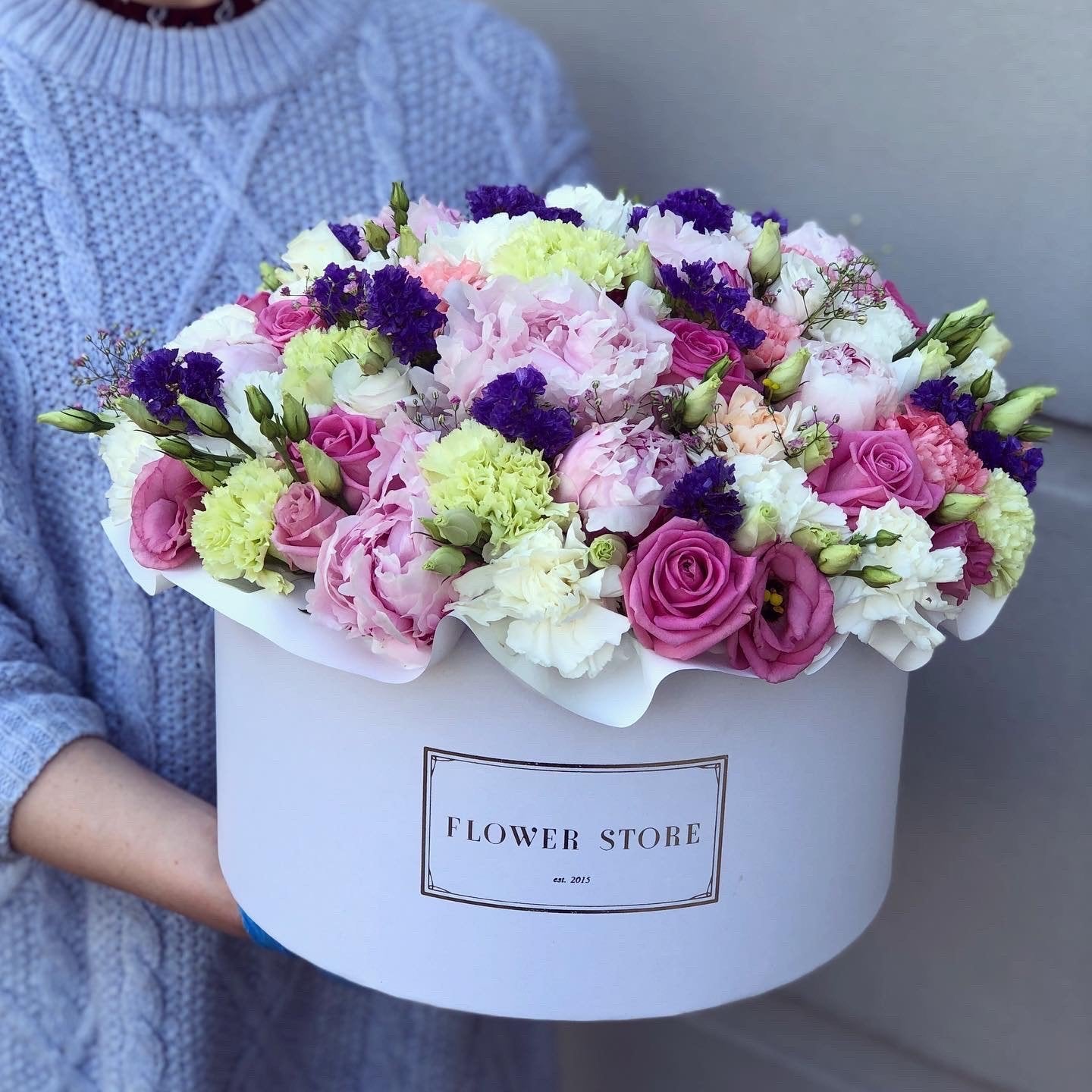 Biały grande box wiosenna kompozycja - kwiaty żywe - kwiaty Flower Store Warszawa