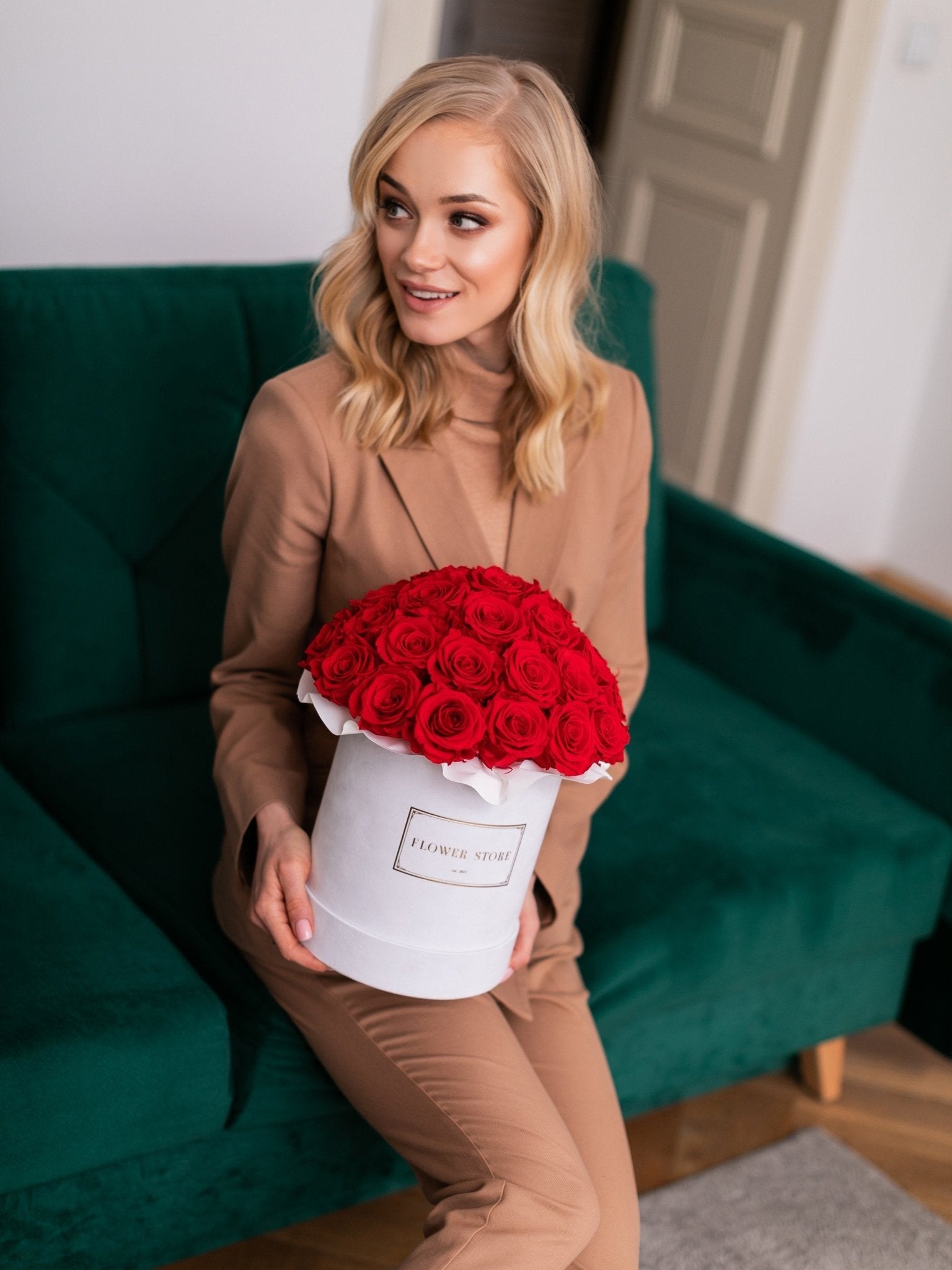 Duże białe pudełko z czerwonymi wiecznymi różami - flowerbox - kwiaty Flower Store Warszawa