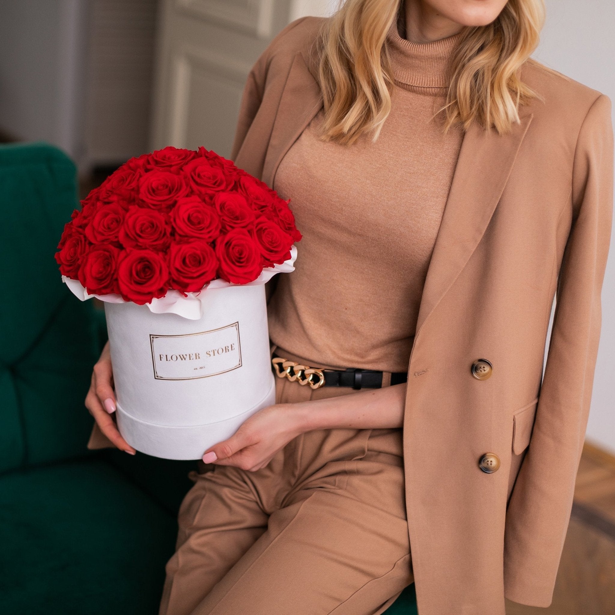 Duże białe pudełko z czerwonymi wiecznymi różami - flowerbox - kwiaty Flower Store Warszawa