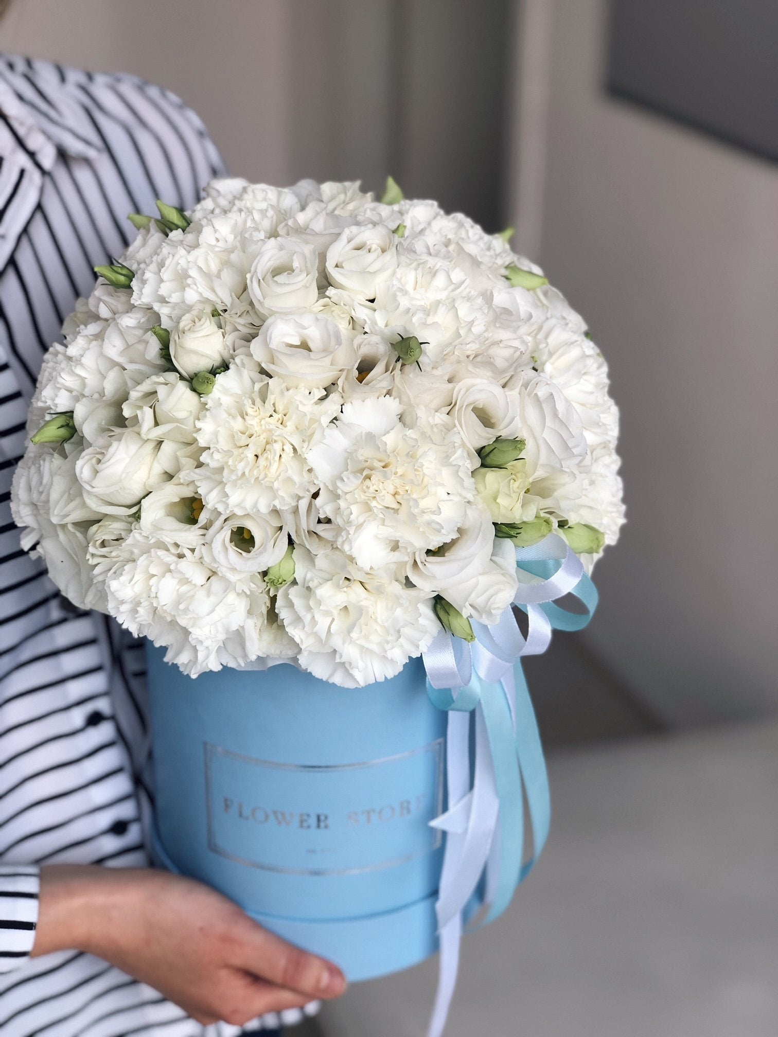 Duży błękitny flowerbox wiosenna kompozycja - kwiaty żywe - kwiaty Flower Store Warszawa