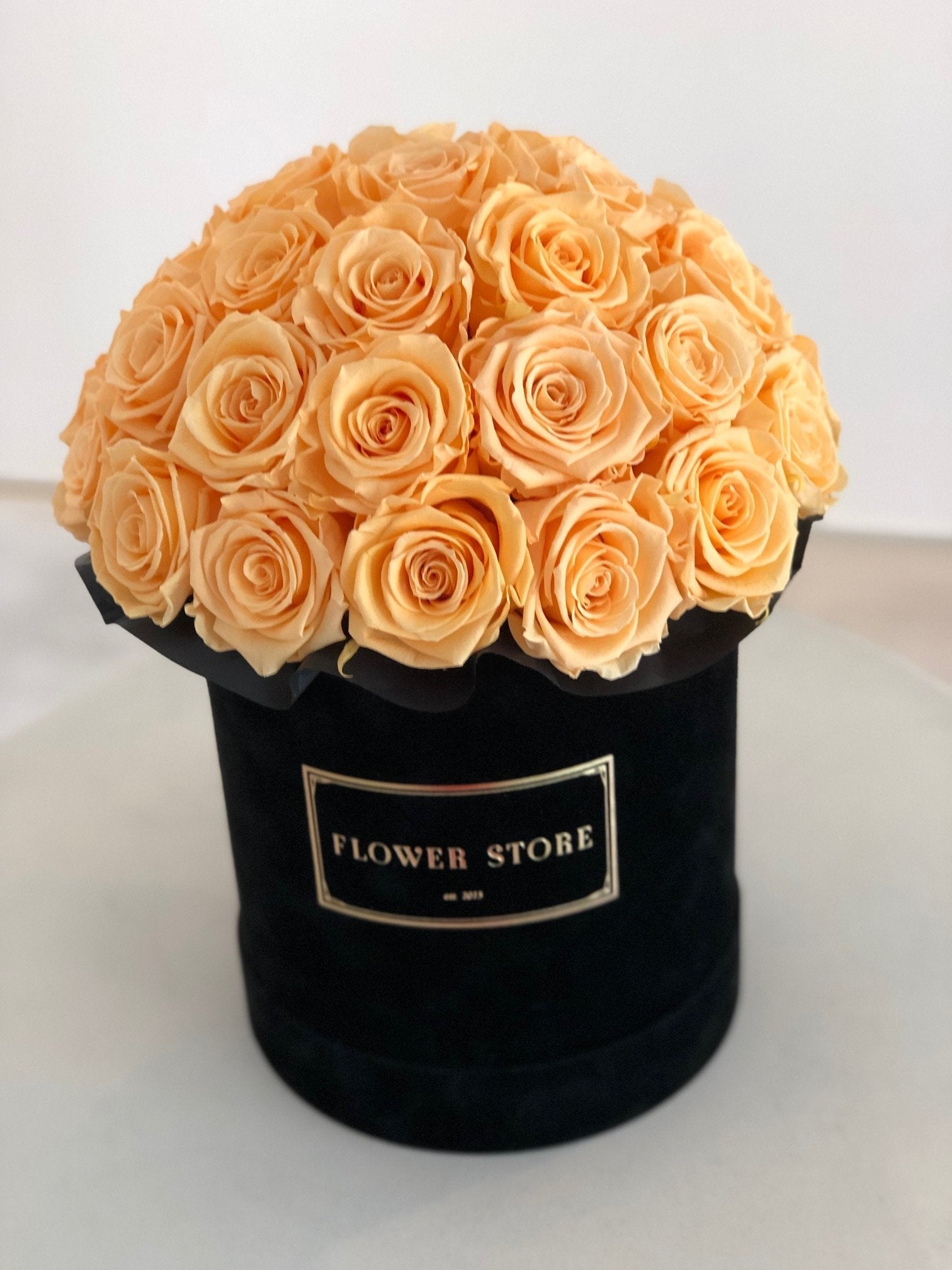 Duży czarny flokowany box z herbacianym wiecznymi różami - kwiaty Flower Store Warszawa