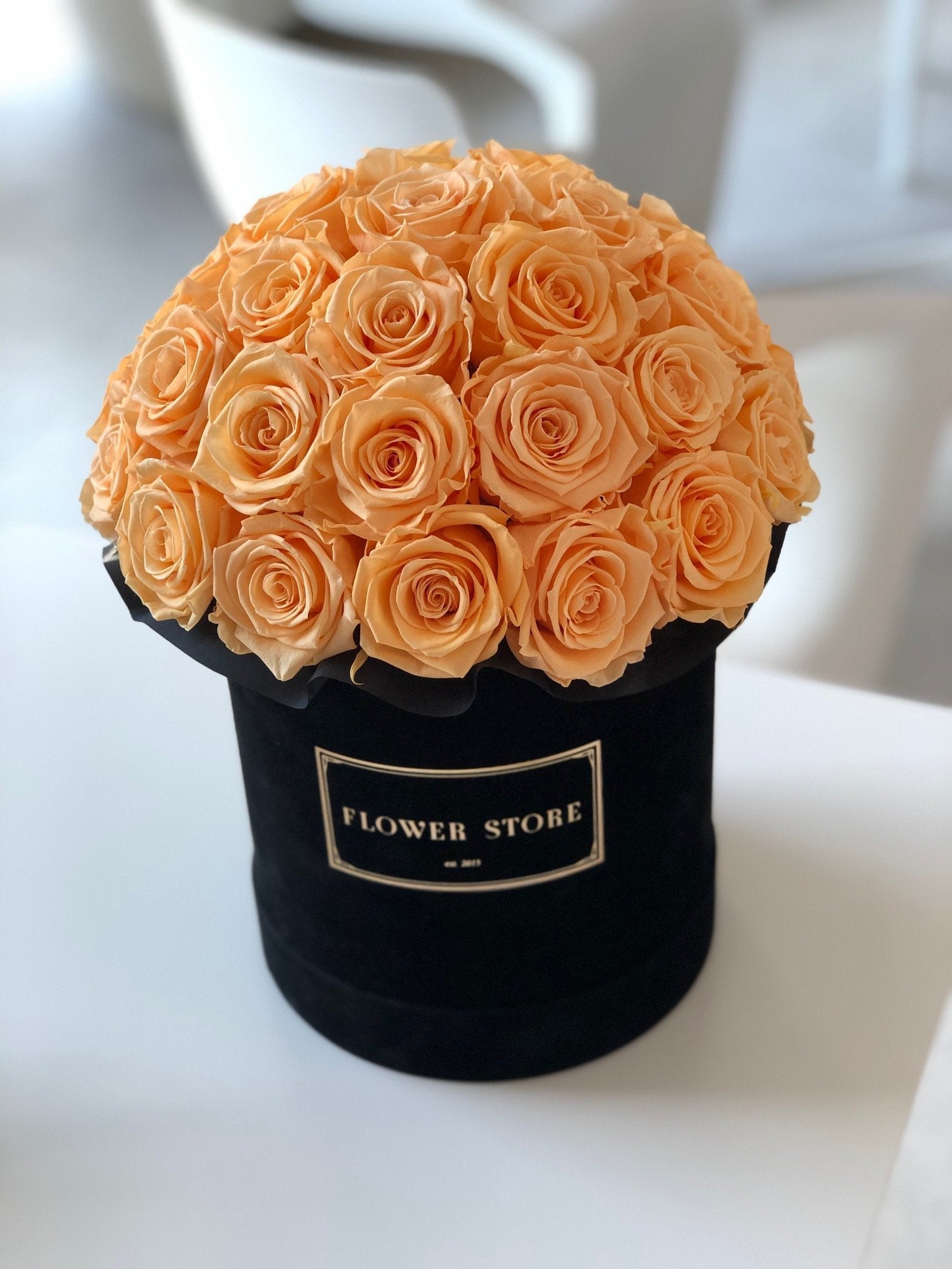 Duży czarny flokowany box z herbacianym wiecznymi różami - kwiaty Flower Store Warszawa