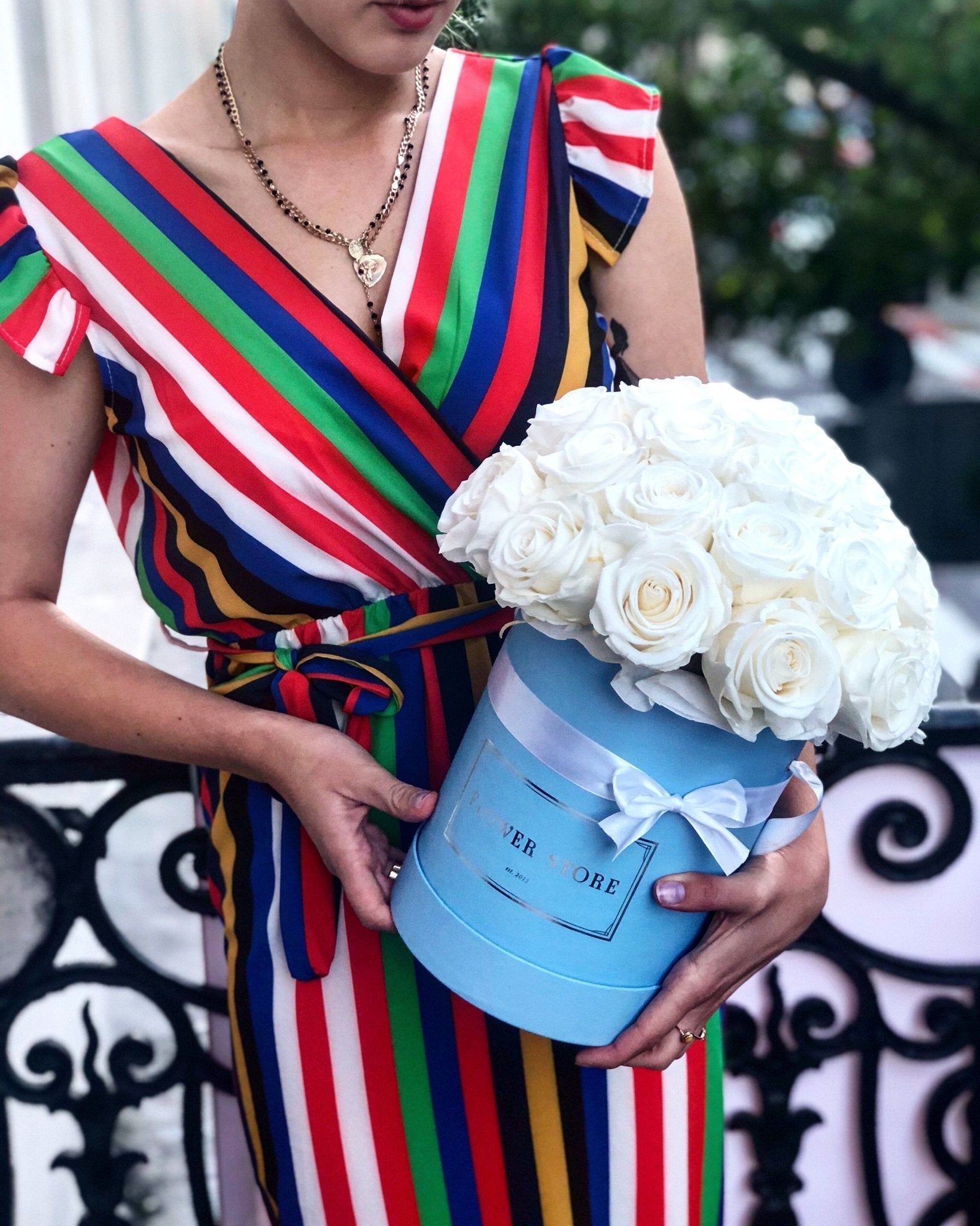 Duży niebieski flowerbox z białymi wiecznymi różami - kwiaty Flower Store Warszawa