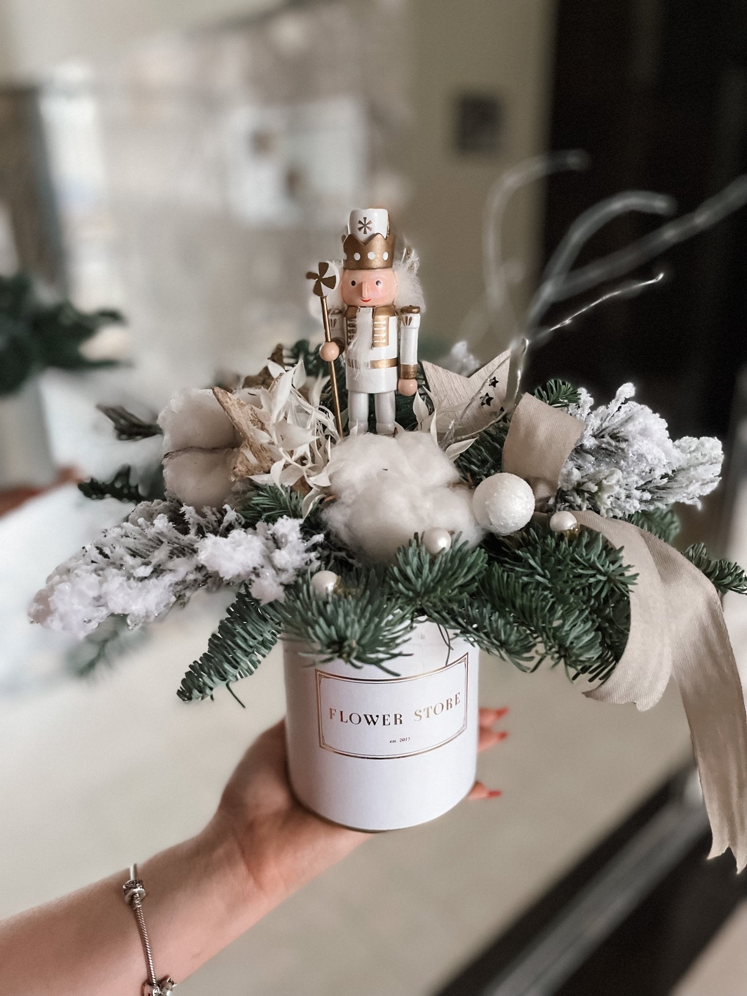 Dziadek do orzechów małe naturalne białe świąteczne pudełko - kwiaty Flower Store Warszawa