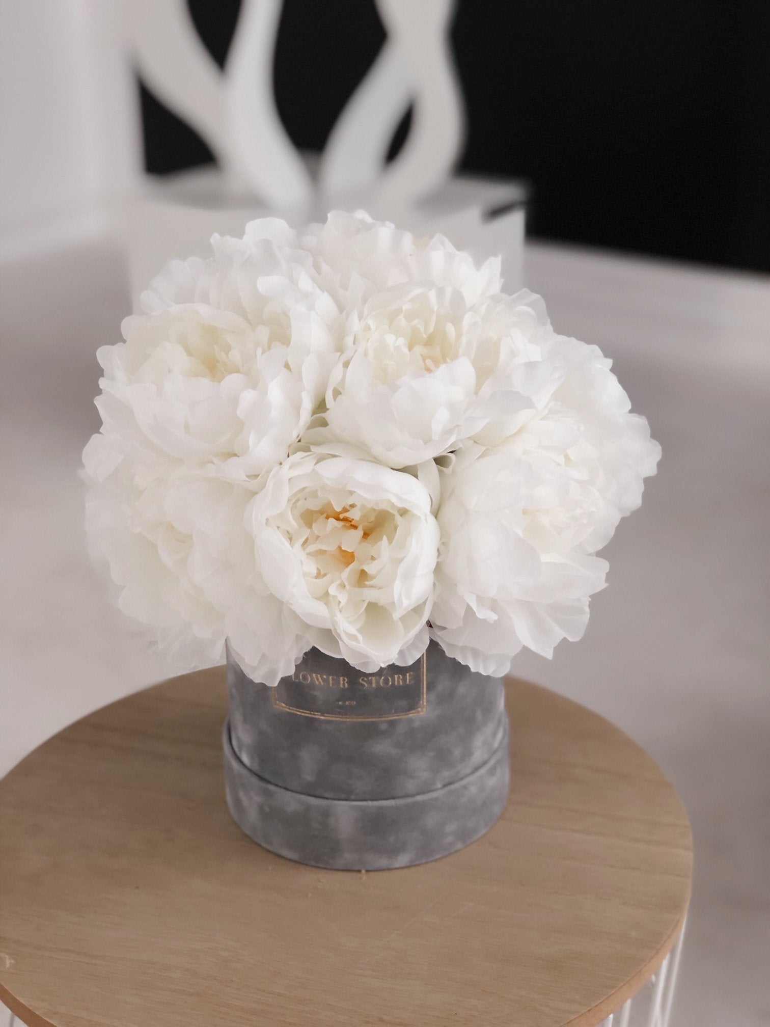 Flokowany szary flowerbox z peoniami - kwiaty sztuczne - kwiaty Flower Store Warszawa