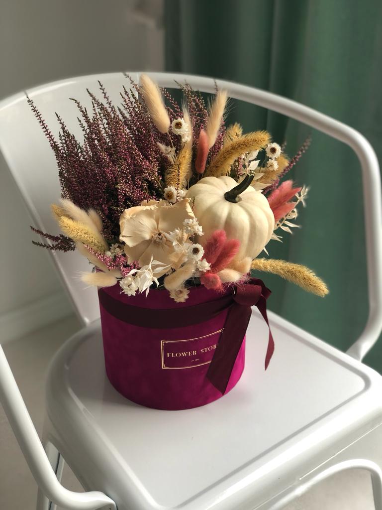 Fuksjowy flokowany flowerbox z kompozycja jesienną - dynia i wrzos - kwiaty Flower Store Warszawa