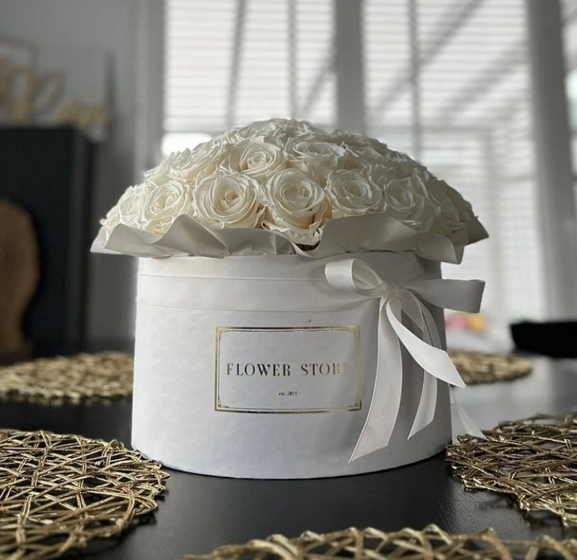 Grande flowerbox z białymi wiecznymi różami - kwiaty Flower Store Warszawa