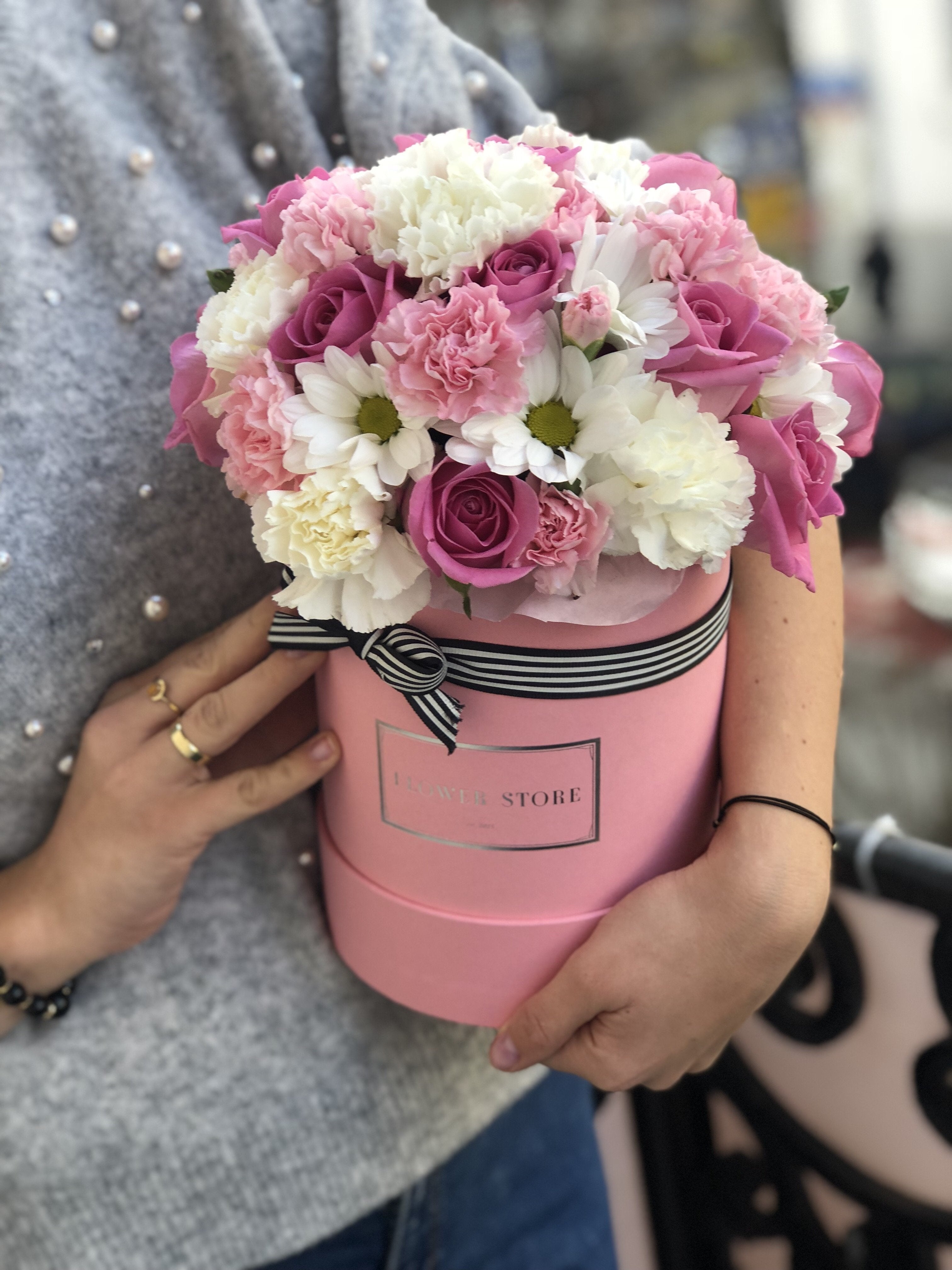 Średni różowy box wiosenna kompozycja - kwiaty żywe