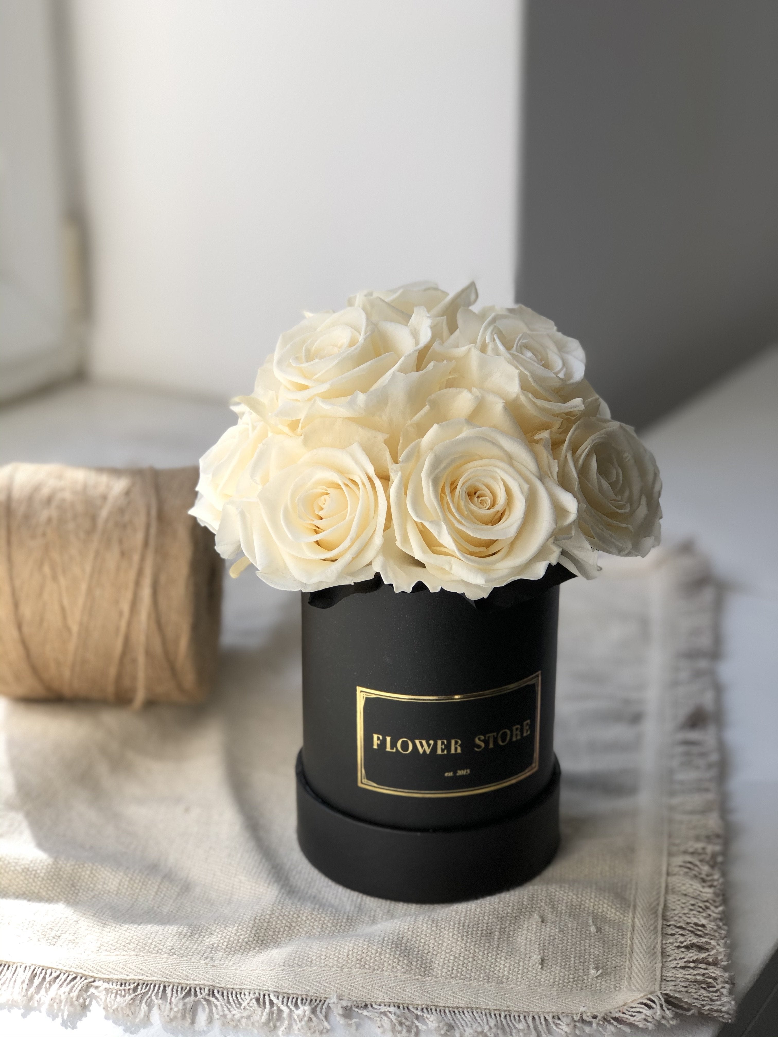 Białe Wieczne róże w czarnym flowerboxie