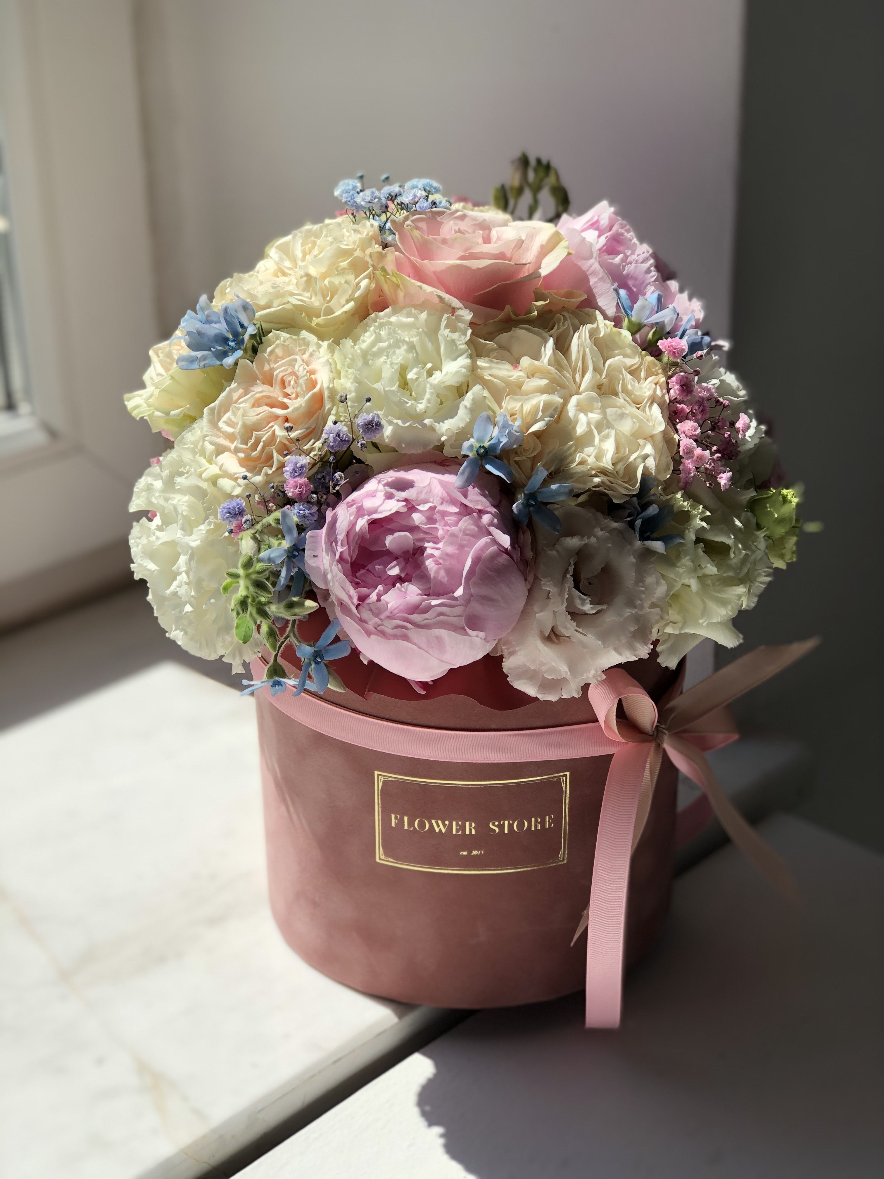 Jasno Różowy flokowany flowerbox wiosenna kompozycja