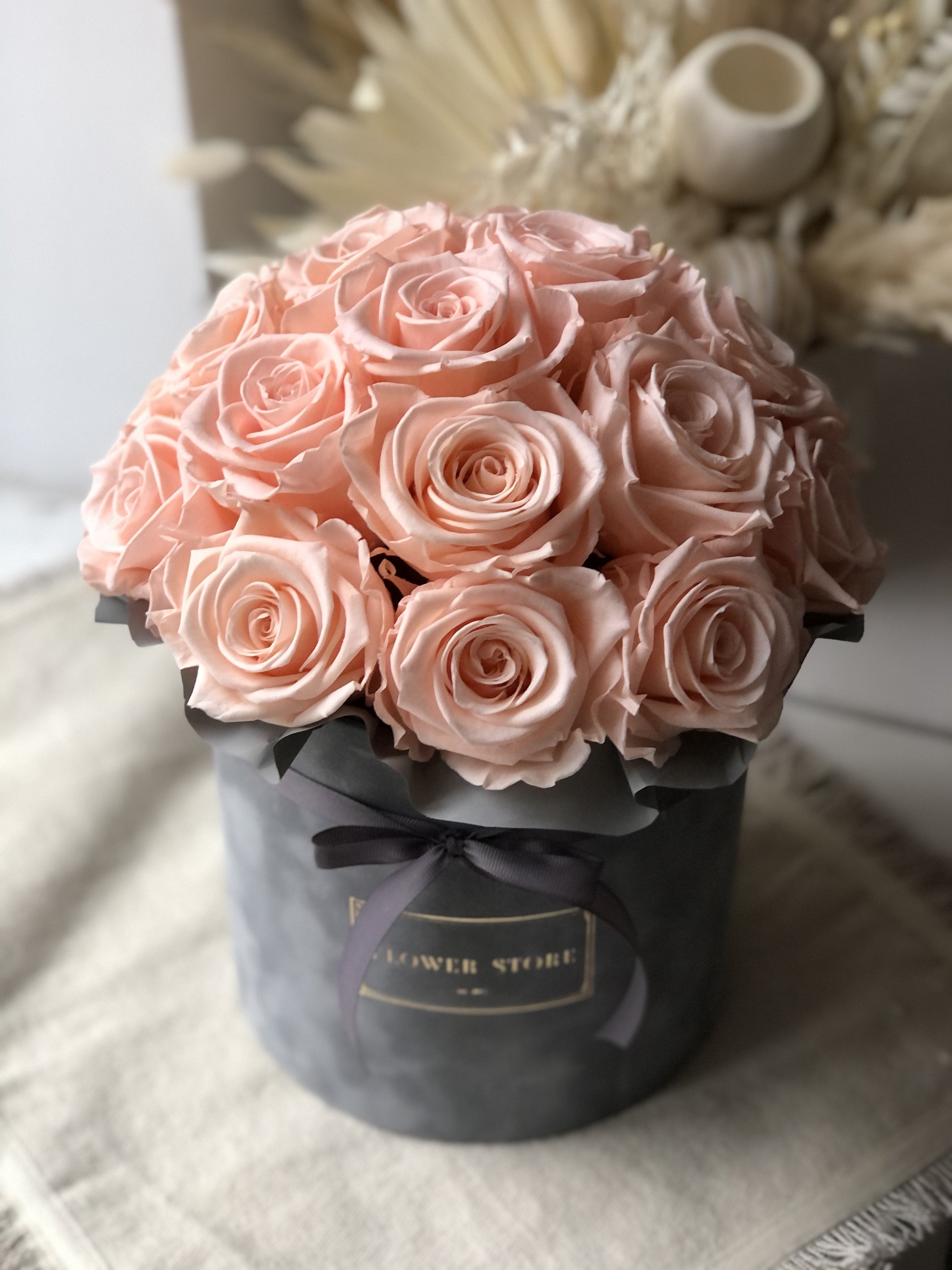 Szary flokowany flowerbox z brzoskwiniowymi wiecznymi różami- kopułka