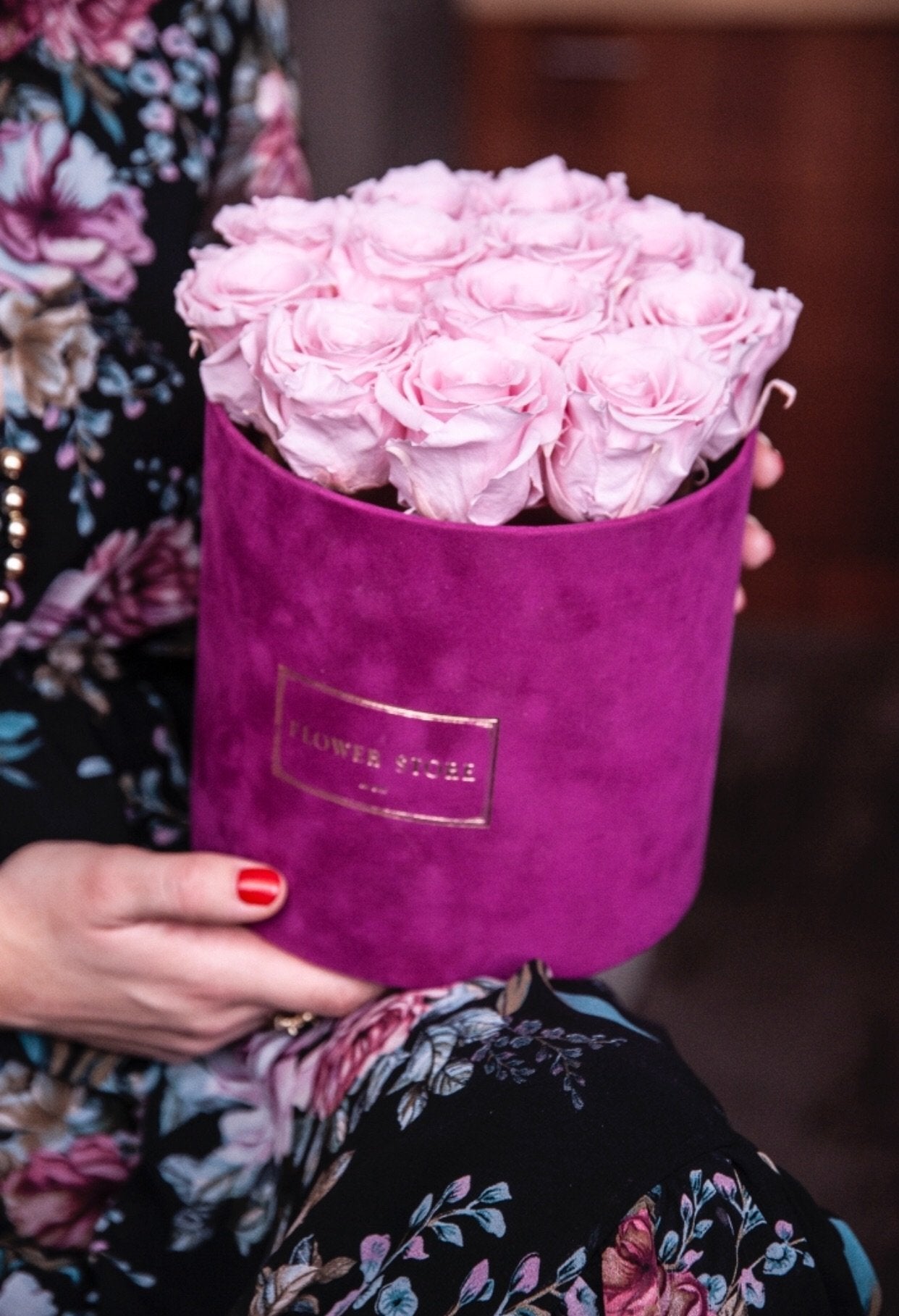 Różowe wieczne róże w fuksjowym flokowanym flowerboxie