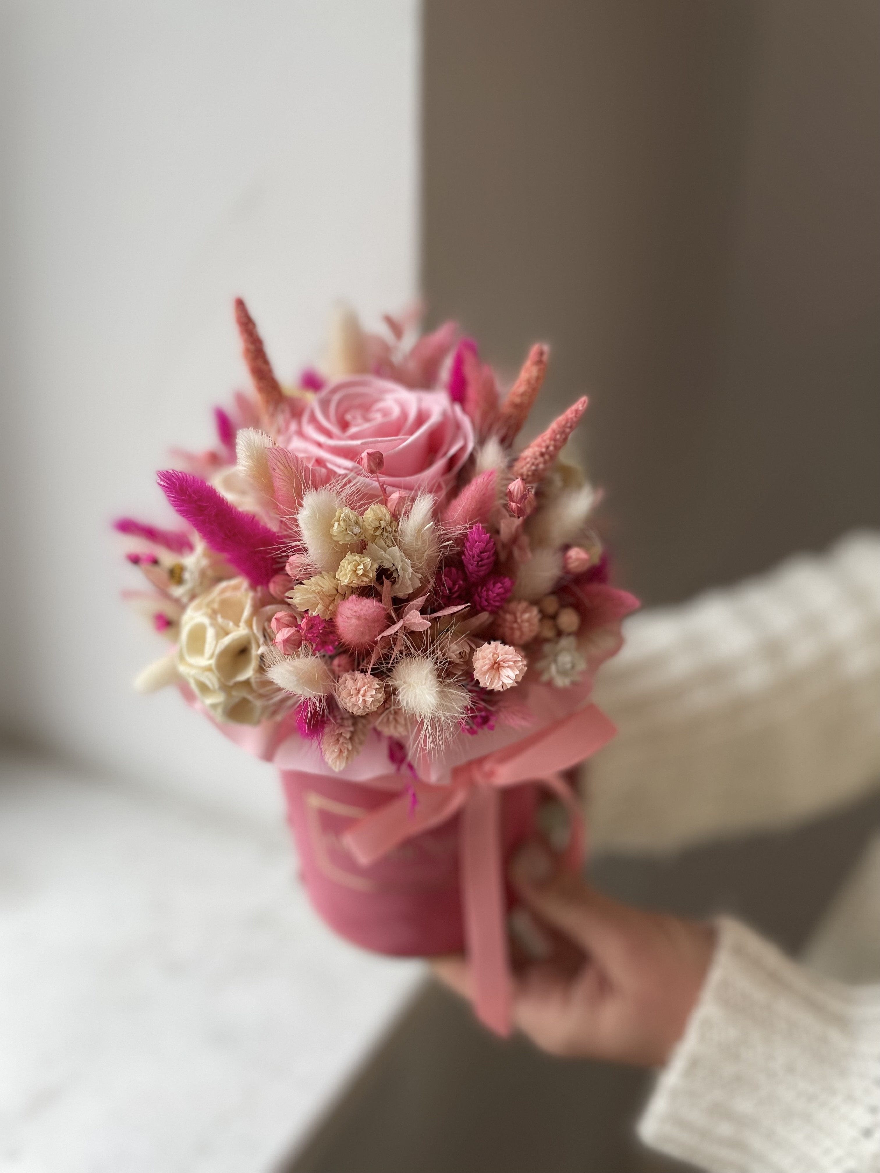 Mały flokowany suszony flowerbox z różową wieczną różą