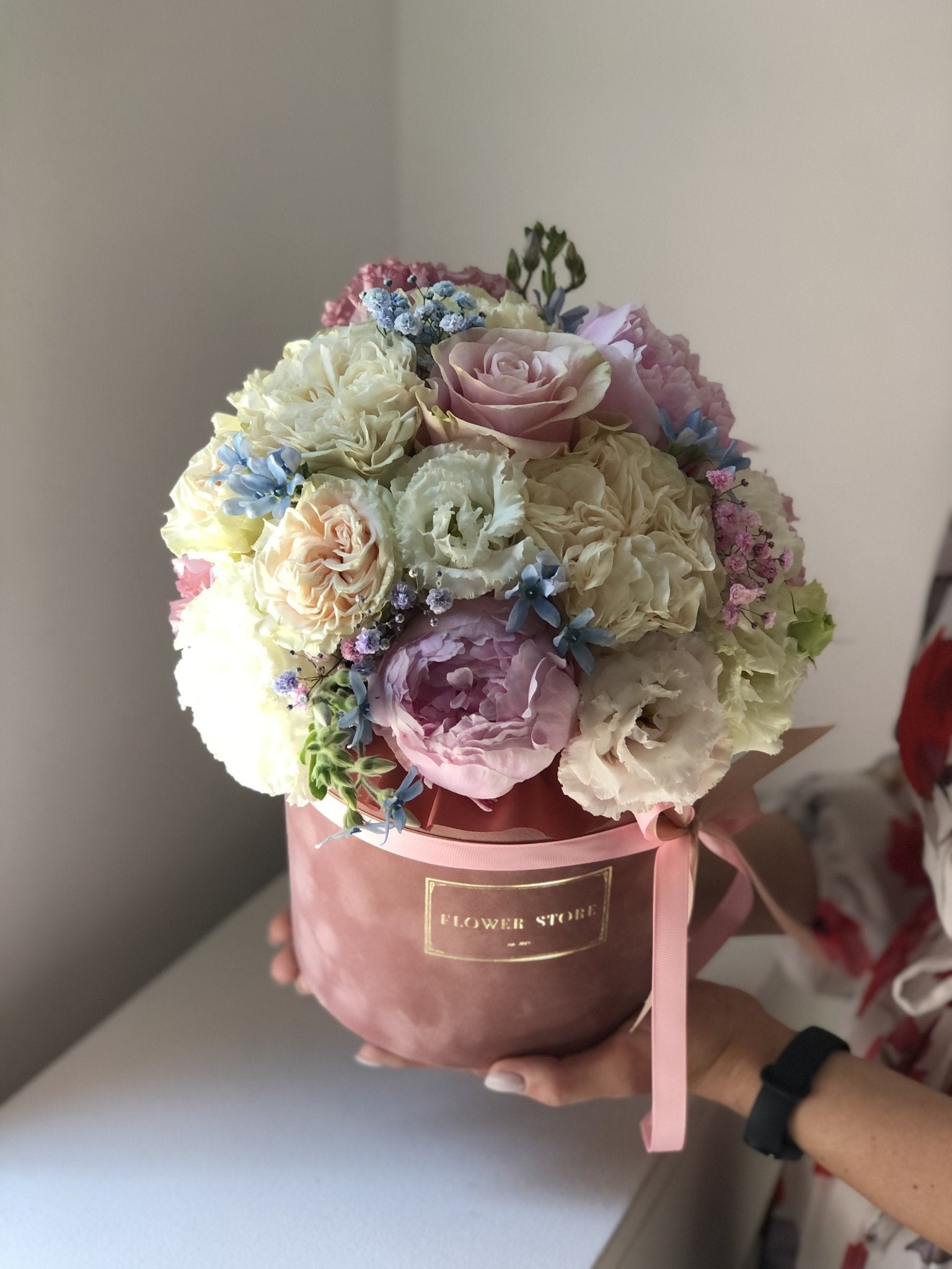 Jasno Różowy flokowany flowerbox wiosenna kompozycja - kwiaty Flower Store Warszawa