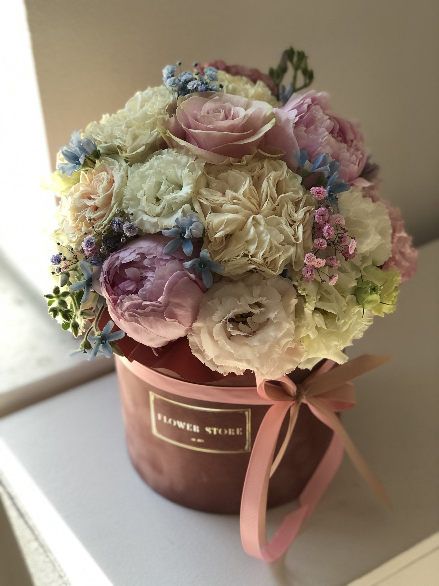 Jasno Różowy flokowany flowerbox wiosenna kompozycja - kwiaty Flower Store Warszawa