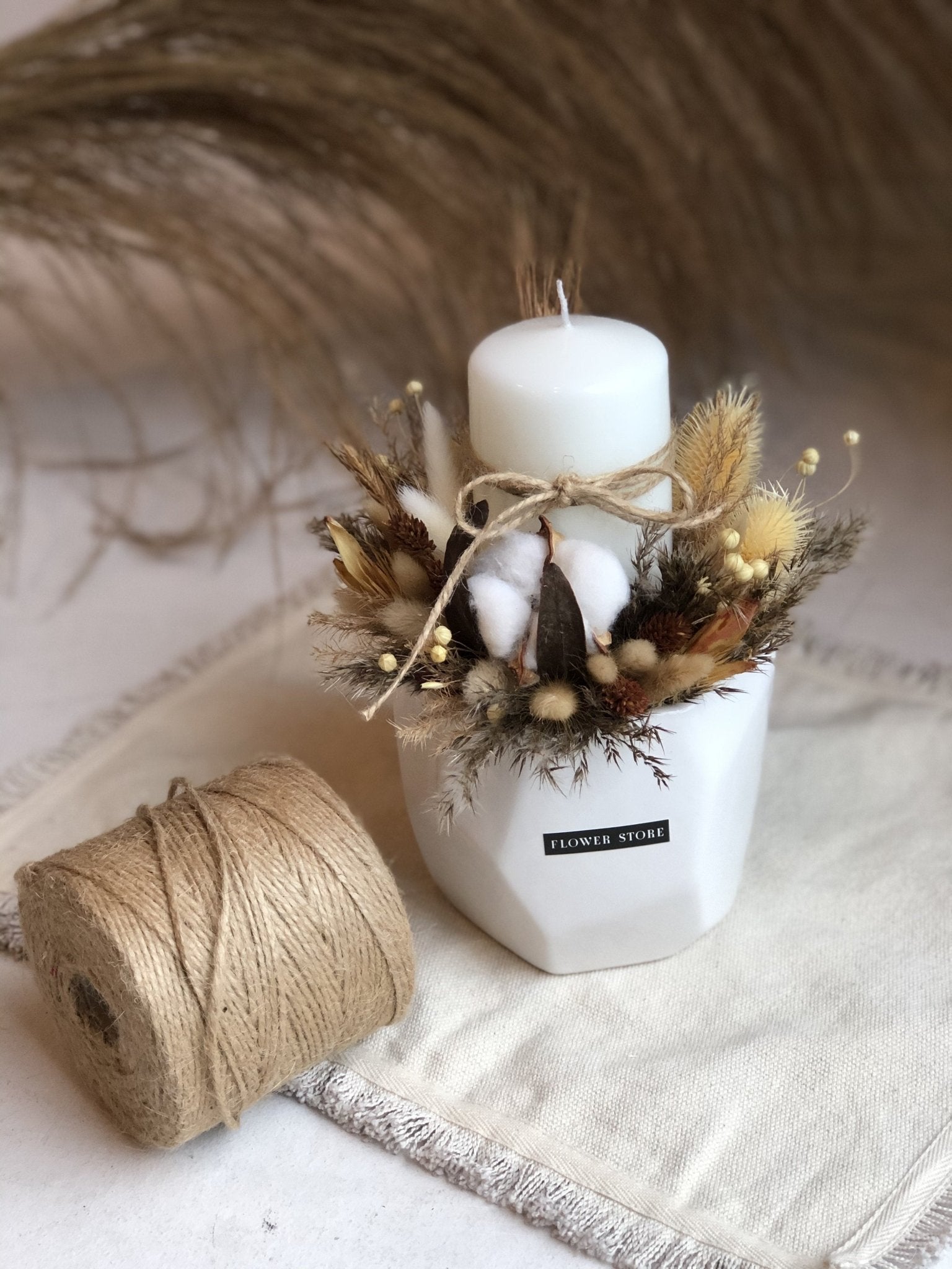 Jesienny zmierzch z białą świecą - kwiaty Flower Store Warszawa