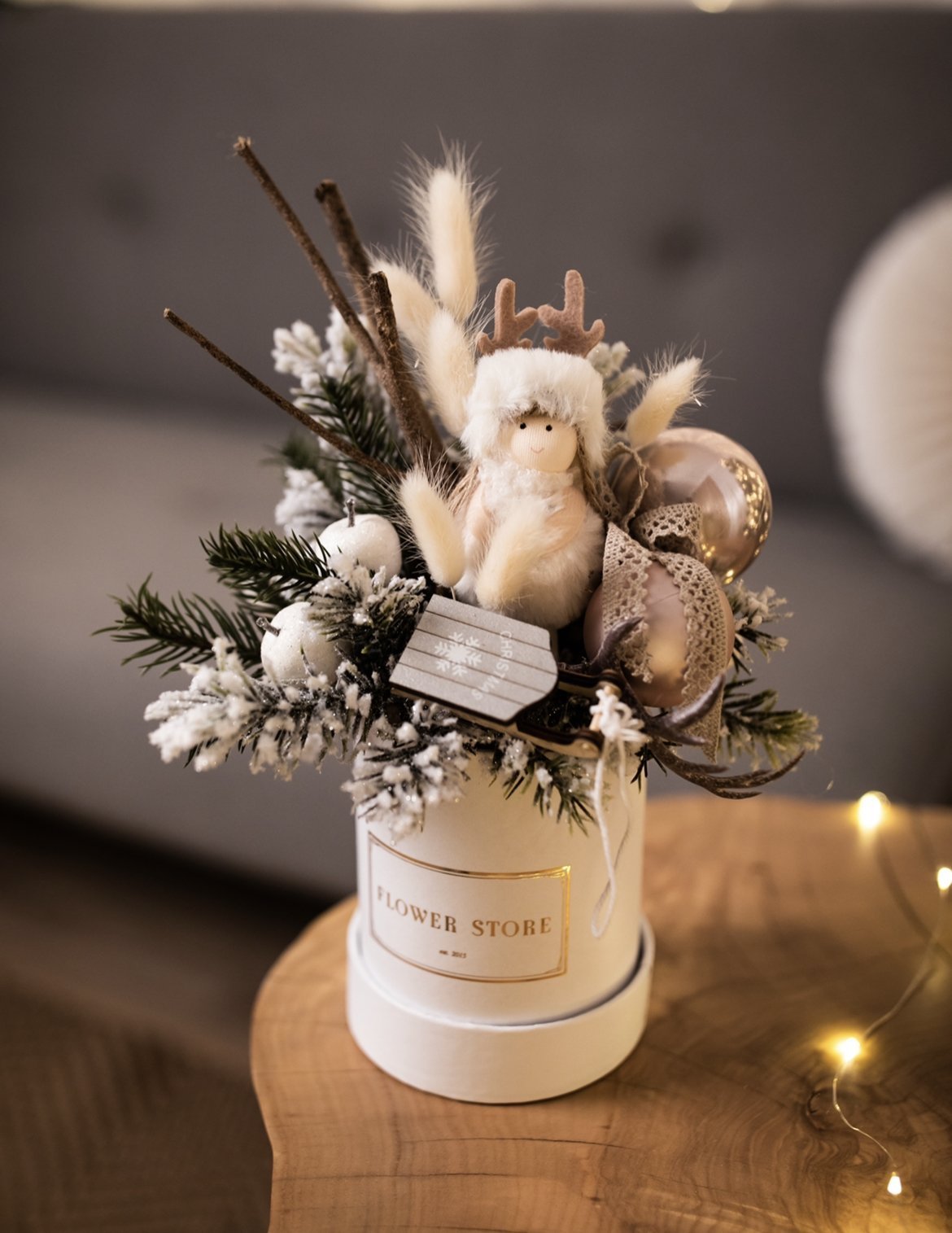 Małe białe świąteczne pudełko - kwiaty Flower Store Warszawa